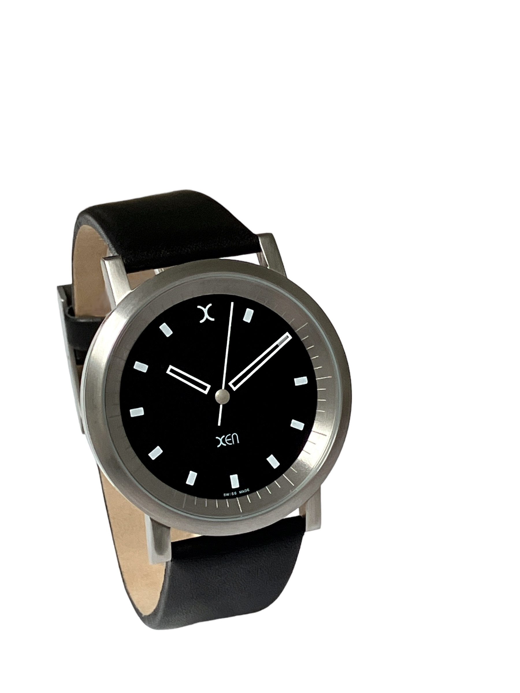 XEN Quarzuhr Herren Schwarz Silber Edelstahl Swiss Made Lederband 5 Bar XQ0051, versenkte Krone im Gehäuse, Gehäuseboden mit Schrauben verschraubt