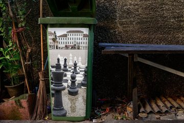 MuchoWow Wandsticker Schach spielen auf einem großen Platz (1 St), Mülleimer-aufkleber, Mülltonne, Sticker, Container, Abfalbehälter