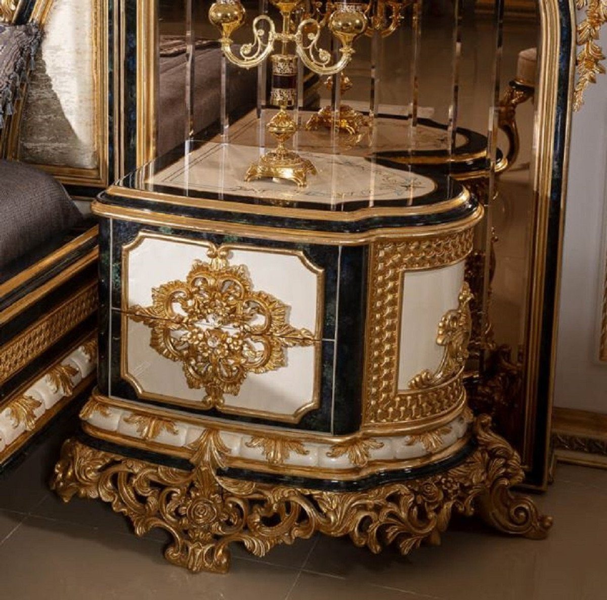Casa Padrino Beistelltisch Luxus Barock Nachtkommoden Set Weiß / Blau / Gold - Prunkvolle Massivholz Nachttische - Barock Schlafzimmer Möbel - Edel & Prunkvoll