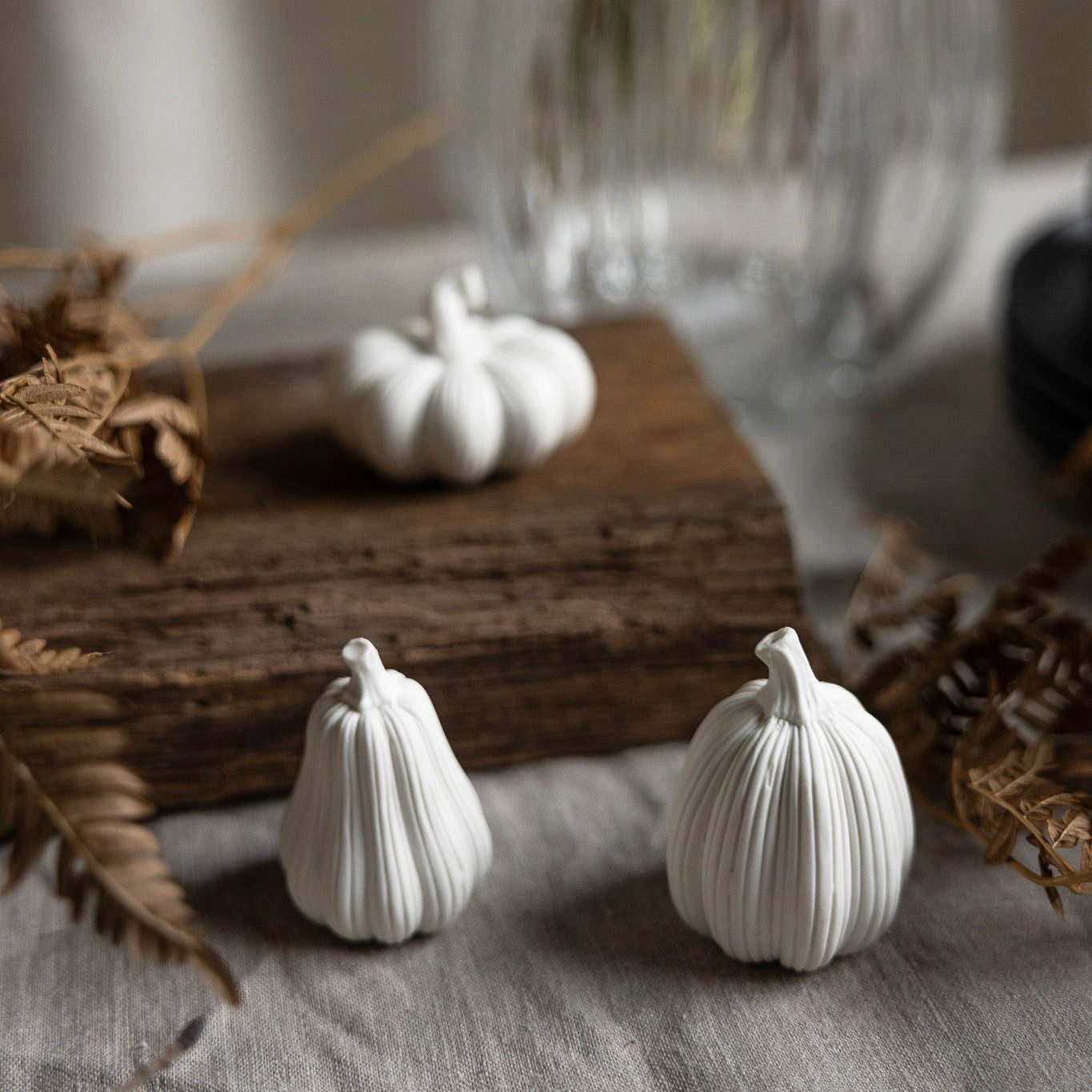 Storefactory Dekoobjekt Kürbis Tranhult Herbstdeko Keramik Weiß, Halloween deko – Bild 2 von 3