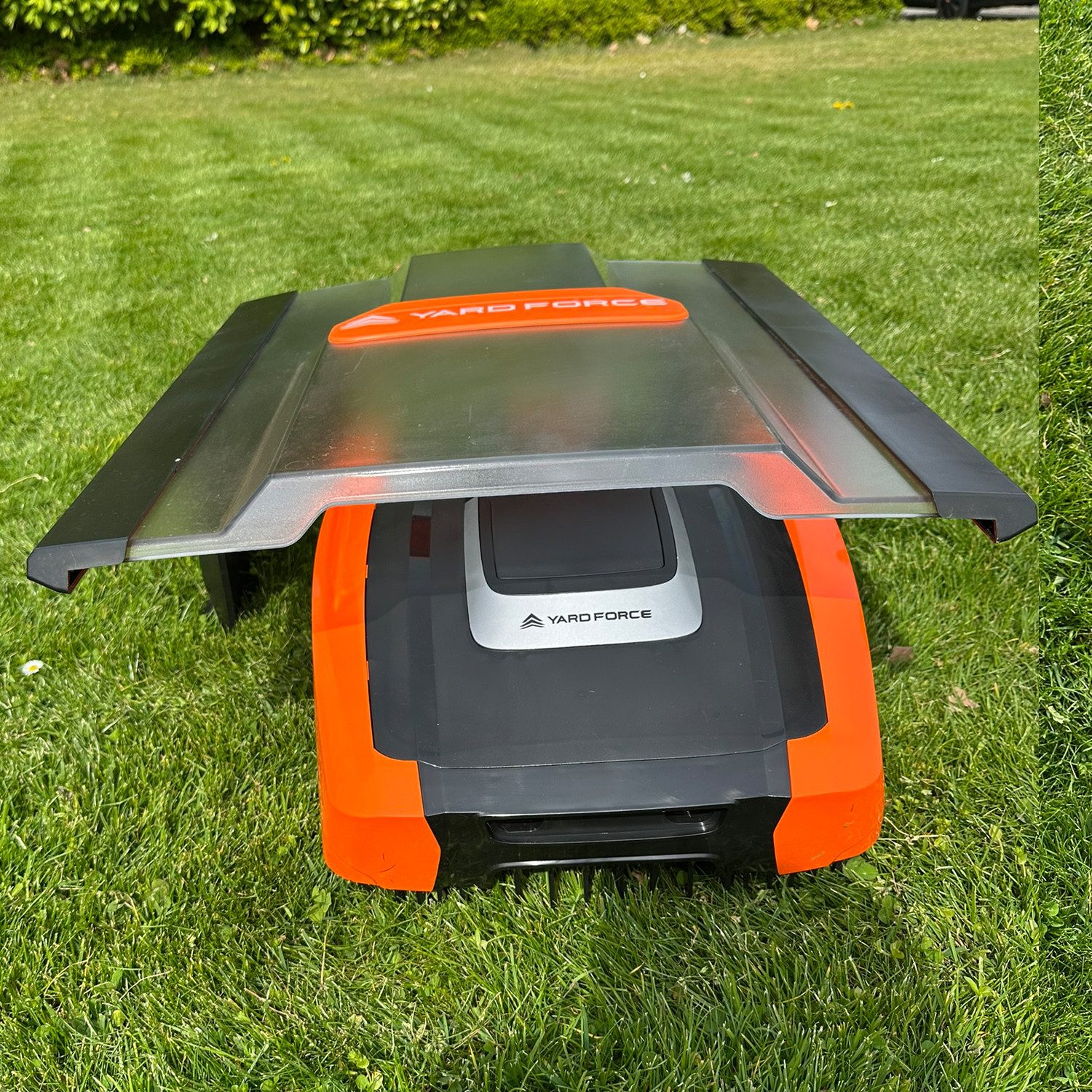 Yardforce Rasenmähroboter Easymow 260B & AR SH02-EU, plus Mähroboter-Garage