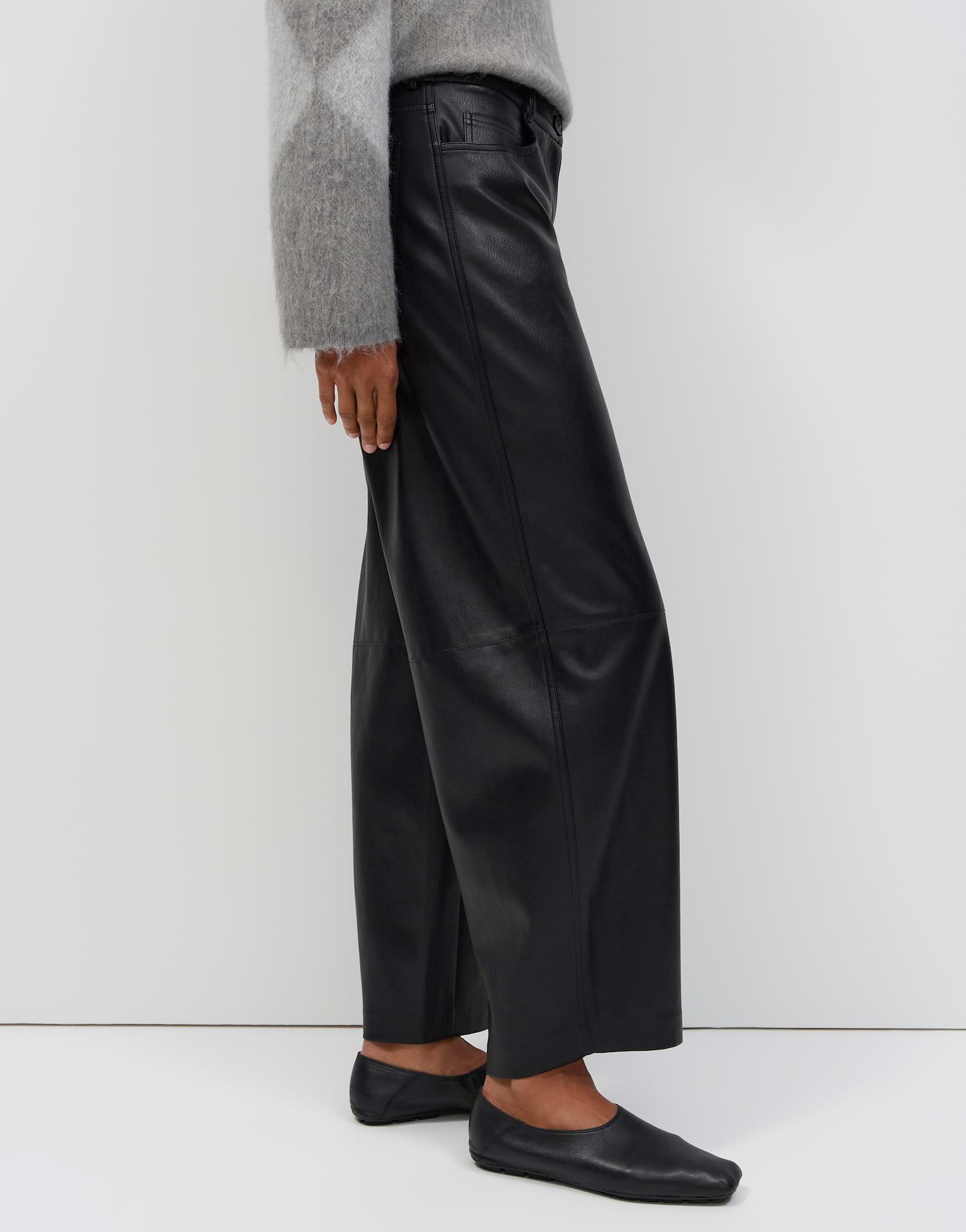 OPUS Relax-fit-Jeans Maiga edit aus glatter Lederoptik Ovale Beinform mit leichtem Glanz und klaren Teilungsnähten – Bild 5 von 5