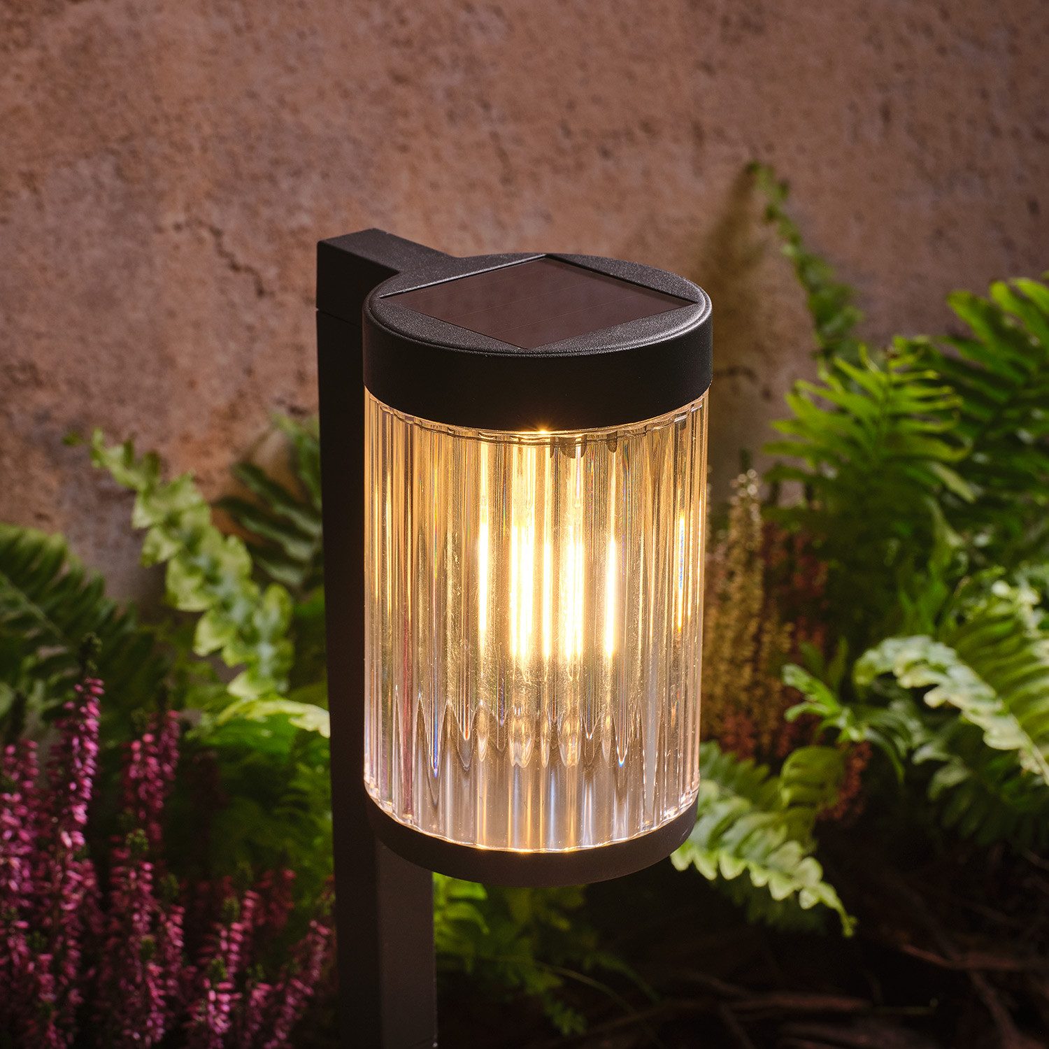 Lights4fun LED Gartenleuchte 2er Set Holkham Solar‑Wegleuchten mit Erdspieß in Riffeloptik, Warmwei
