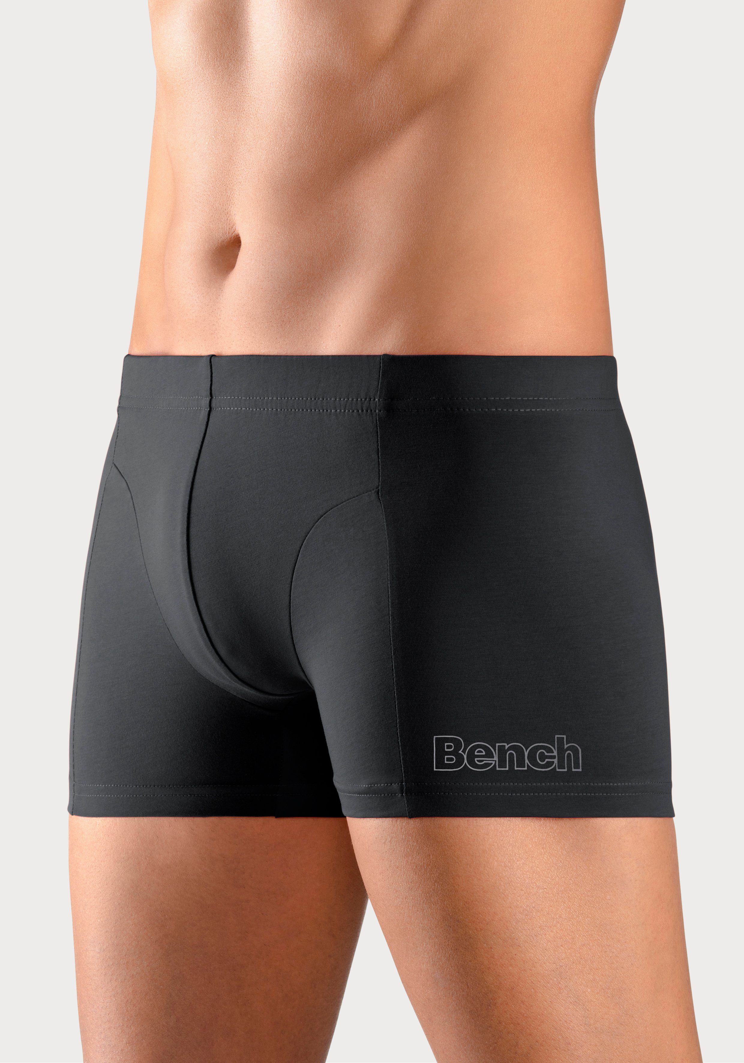 Bench. Boxer Boxershorts für Herren (Dose, 4-St) Unterhosen in der Dose mit kleinem Logodruck auf dem Bein – Bild 3 von 5