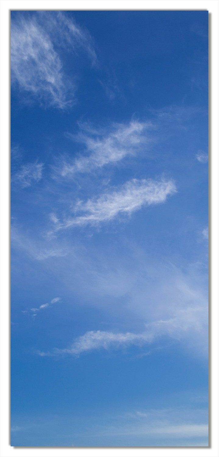 Türtapete Blauer Himmel mit vereinzelten Wolken