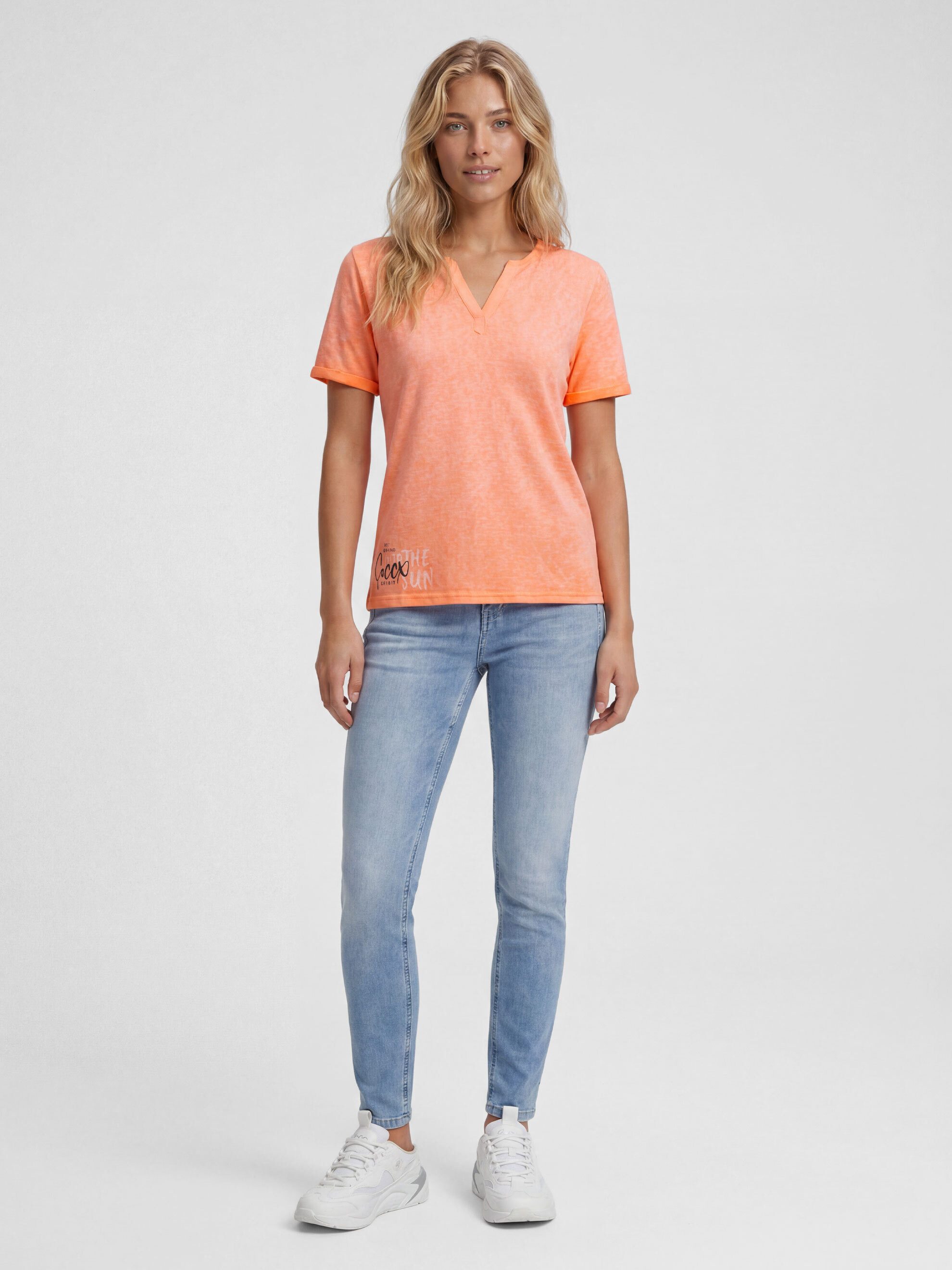 SOCCX V-Shirt mit fixierten Turn-Up-Ärmeln – Bild 3 von 5