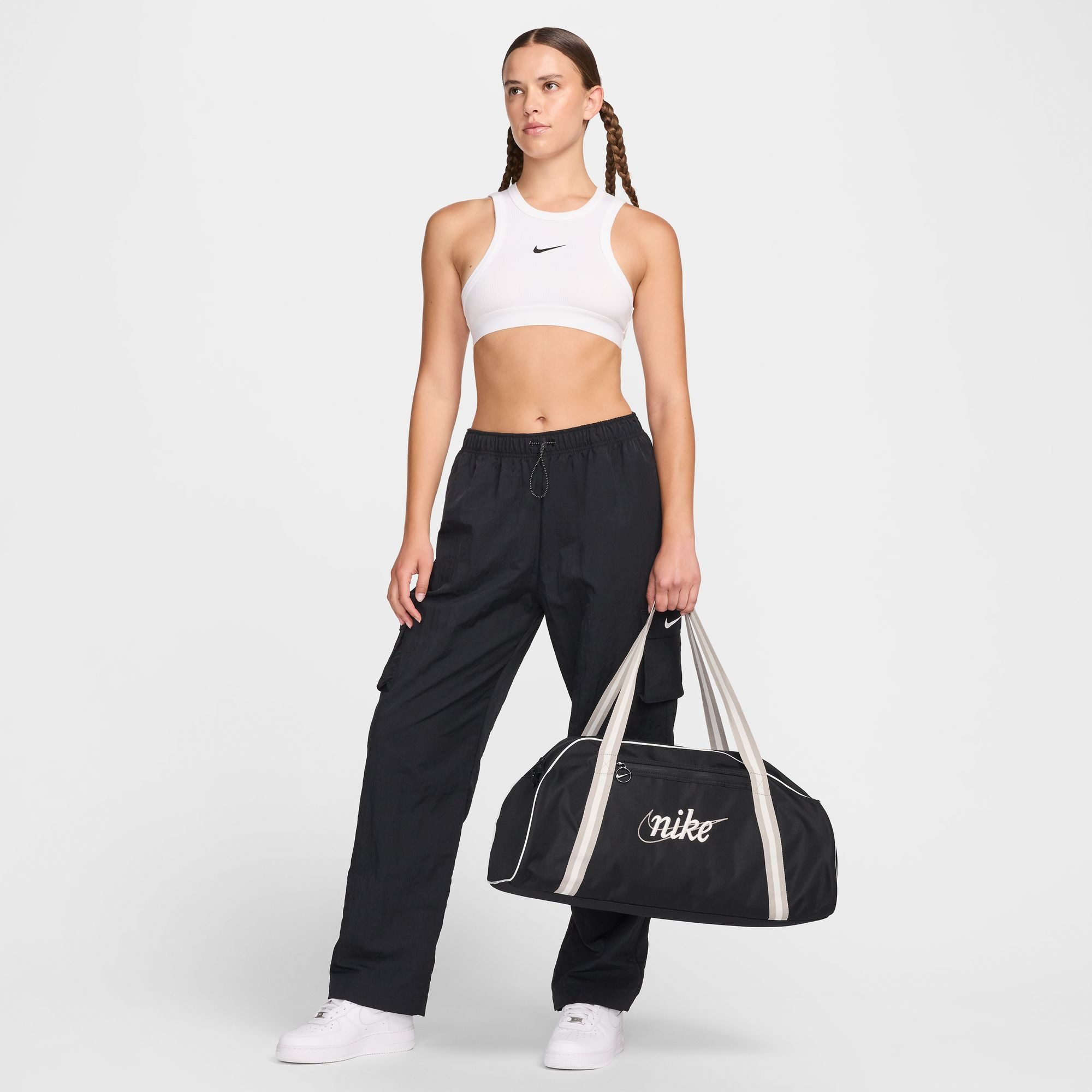 Nike Sporttasche W NK GYM CLUB - RETRO, aus Polyester, mit Reißverschlusstaschen innen und außen