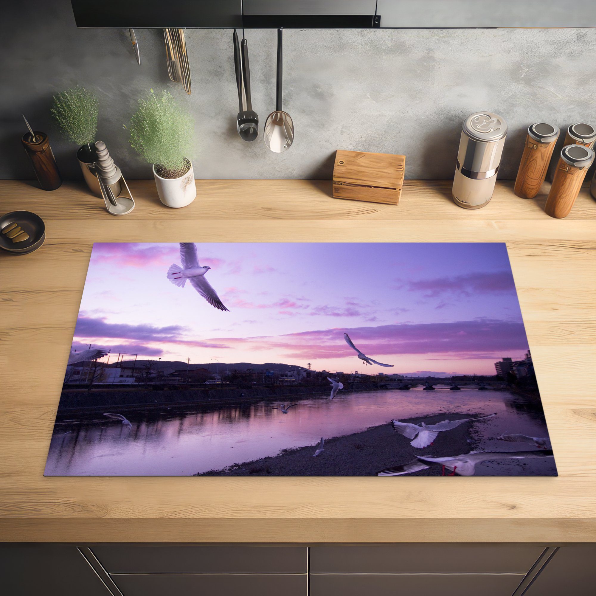 Induktionskochfeld Himmel, einem Herdblende-/Abdeckplatte cm, Vinyl, die 81x52 tlg), Schutz fliegen MuchoWow Ceranfeldabdeckung unter rosafarbenen für Sturmmöwen (1 küche,