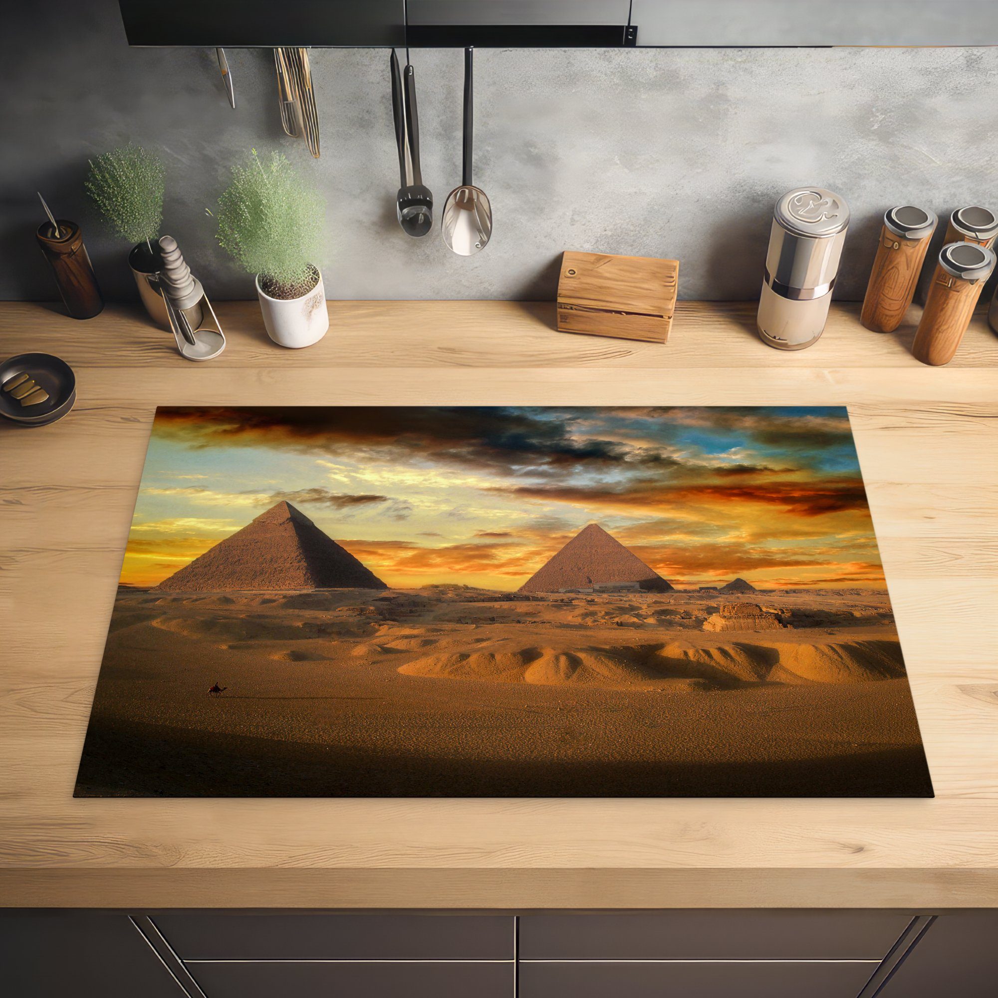 über Ägypten, cm, Ceranfeldabdeckung die tlg), (1 in für Goldene küche, Pyramiden MuchoWow Herdblende-/Abdeckplatte Gizeh von Wolken Vinyl, Induktionskochfeld Schutz den 81x52