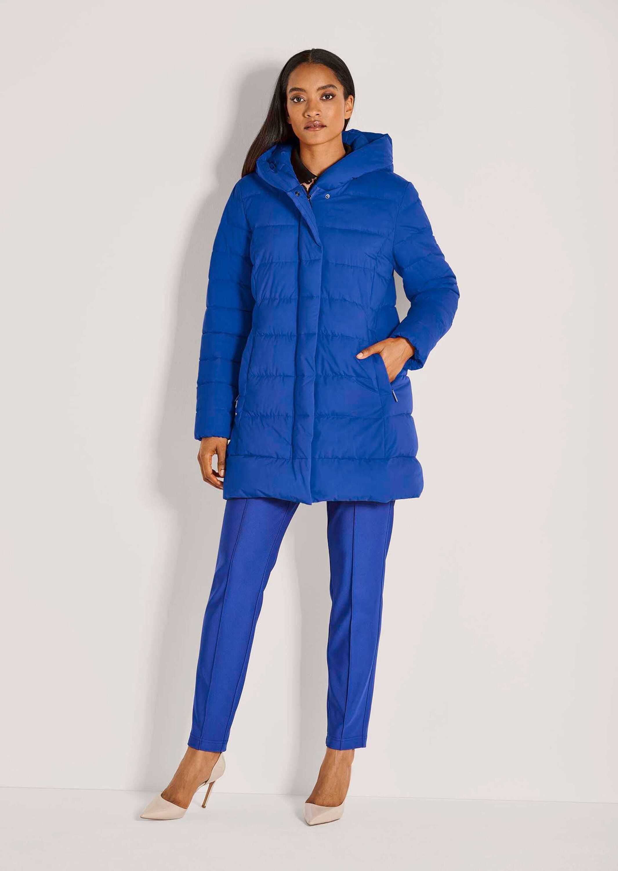MADELEINE Steppjacke Lange Steppjacke mit Kapuze Quergesteppter Wintermantel, regulierbare Kapuze, Zwei-Wege-Zipper