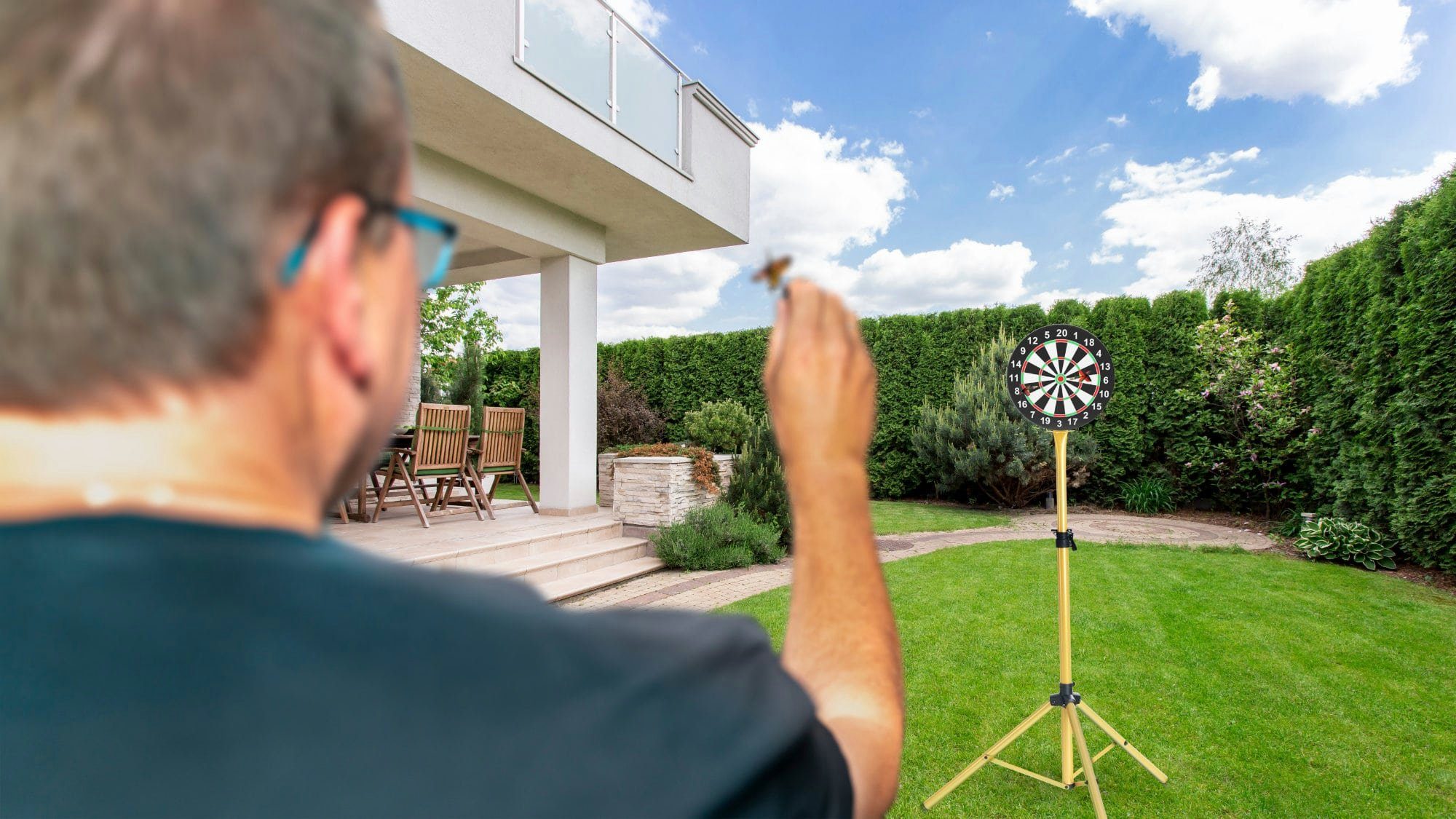Stagecaptain Dartscheibe DBS-1715 BullsEye Pro, (Spar-Set, 20-tlg., inkl. Stativ, Tasche 6 Dartpfeilen und 12 Flights), Steeldartscheibe aus Sisal mit dünnen Drähten