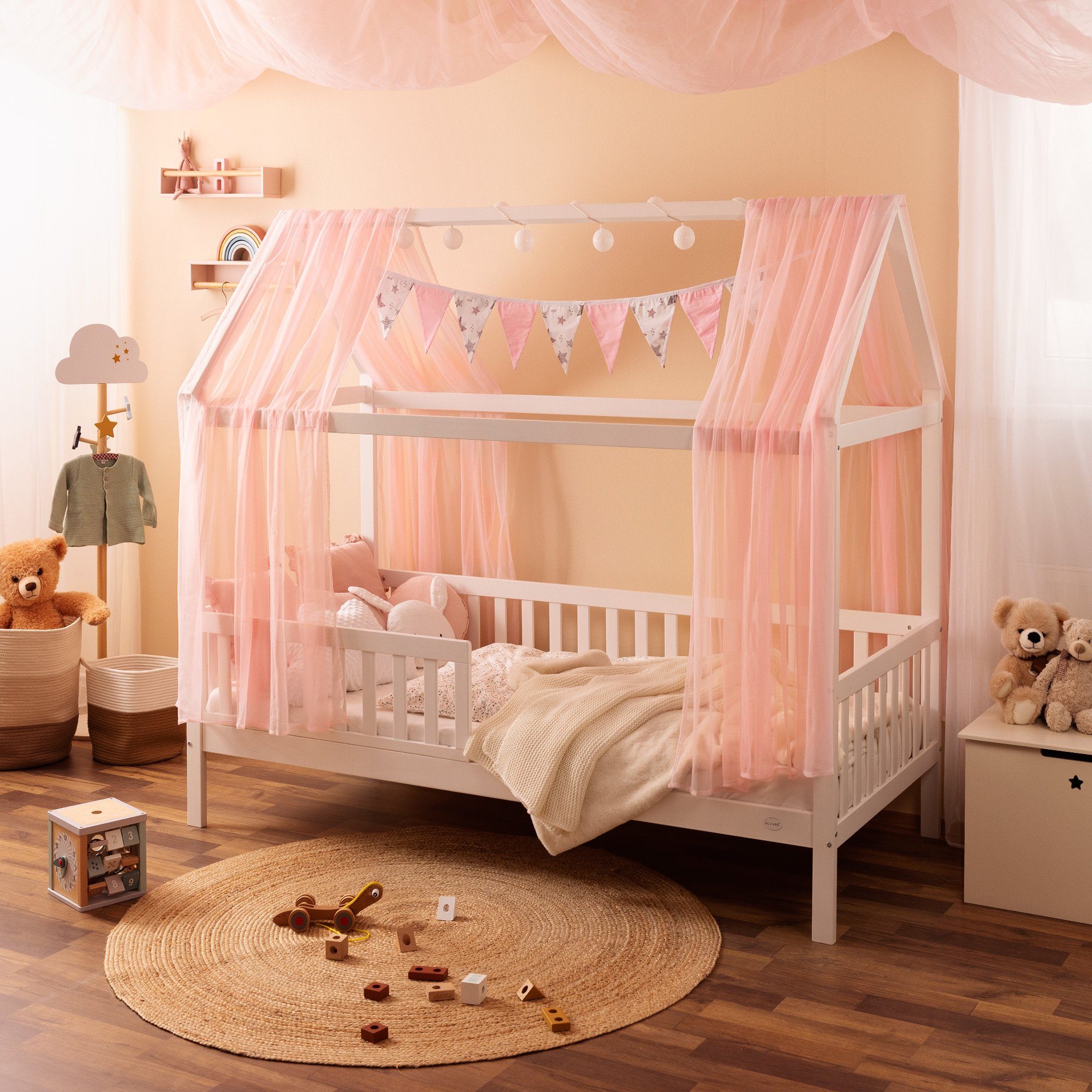 Alcube Hausbett HEIM - KOMPLETT SET I BESTSELLER! GRATIS Lieferung (Kinderbett 80x160 cm inkl. Matratze 80x160, Rosa Dekoration, wechselbarem Rausfallschutz und Lattenrost, Hausbett 80x160 für Mädchen und Jungen I FSC zertifizierter Liegefläche Jugendbett 80x160 in weiß), Hausbetten aus massivem Kiefernholz Weiß - Mit Matratze und Rosa Deko