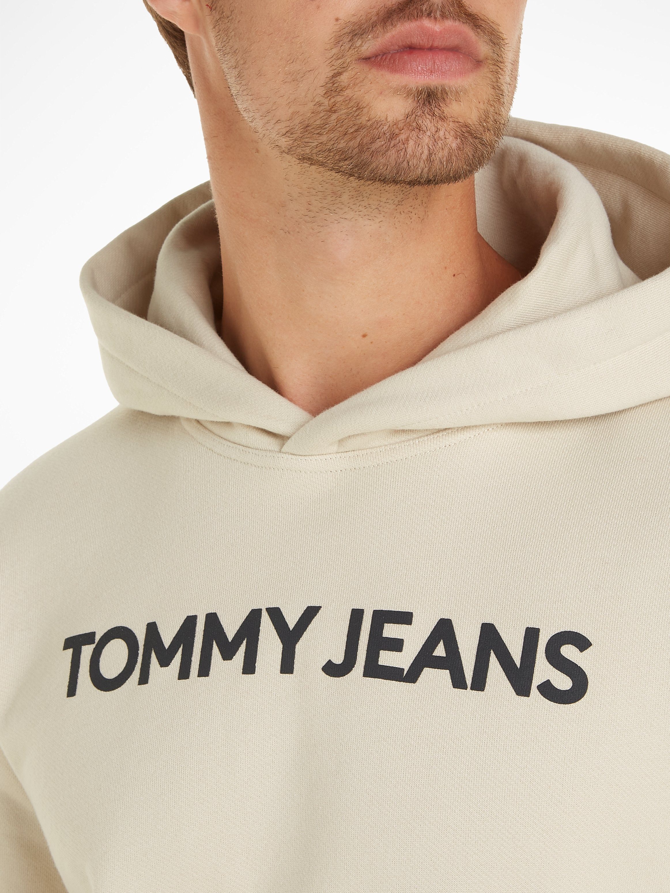 Tommy Jeans Kapuzensweatshirt TJM REG mit BOLD Newsprint HOODIE auf Logodruck EXT Brust CLASSICS der