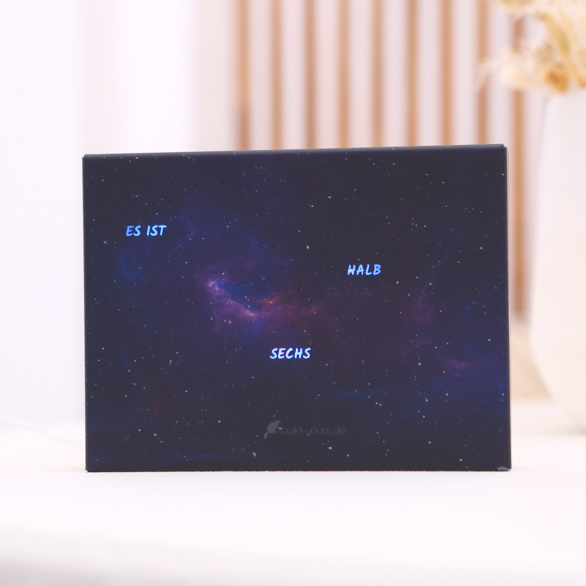 build-yours.de Standuhr BoxClock PLA - Die Wortuhr für den Schreibtisch - LED Standuhr