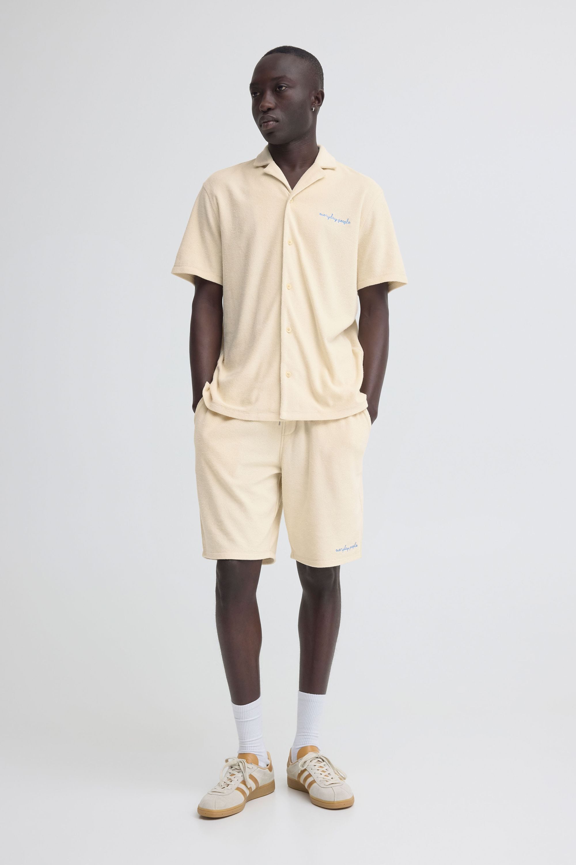 Blend Sweatshorts BHBasti Bequeme Frottee-Sweatshorts mit Stickerei