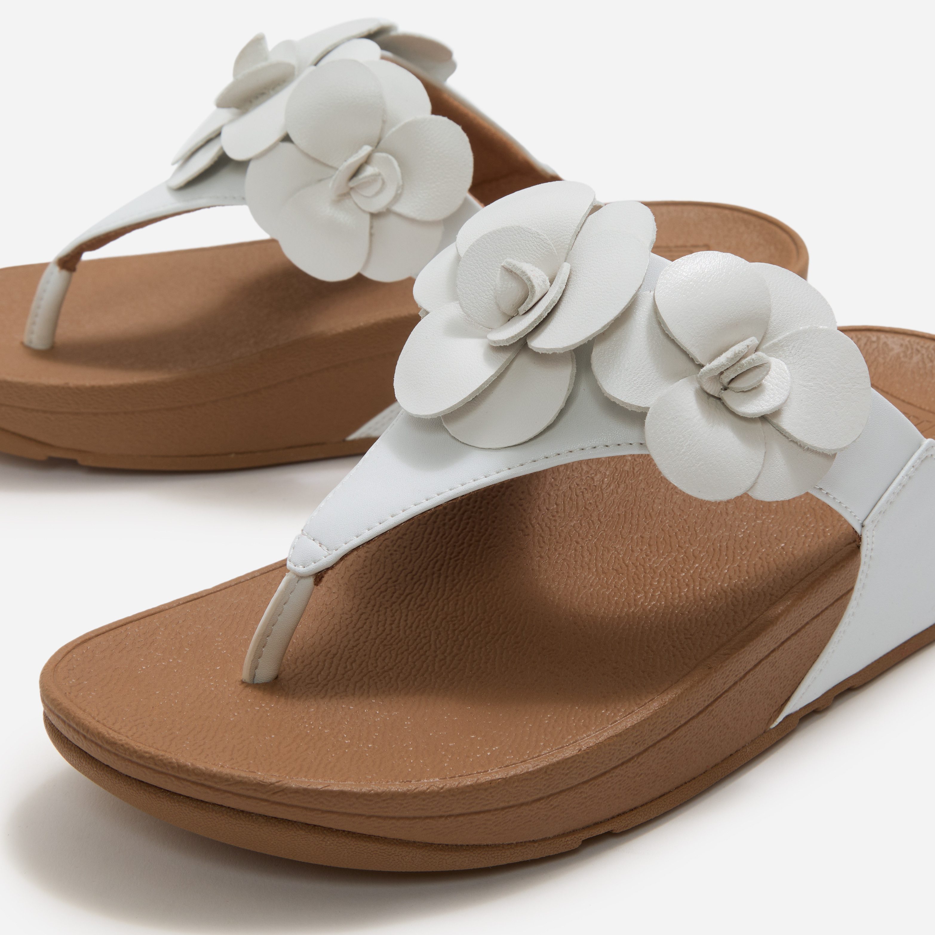 Fitflop LULU FLOWER TOE-POST SANDALS Dianette Keilabsatz, Zehentrenner, Sommerschuh mit modischer Blütenverzierung – Bild 4 von 5
