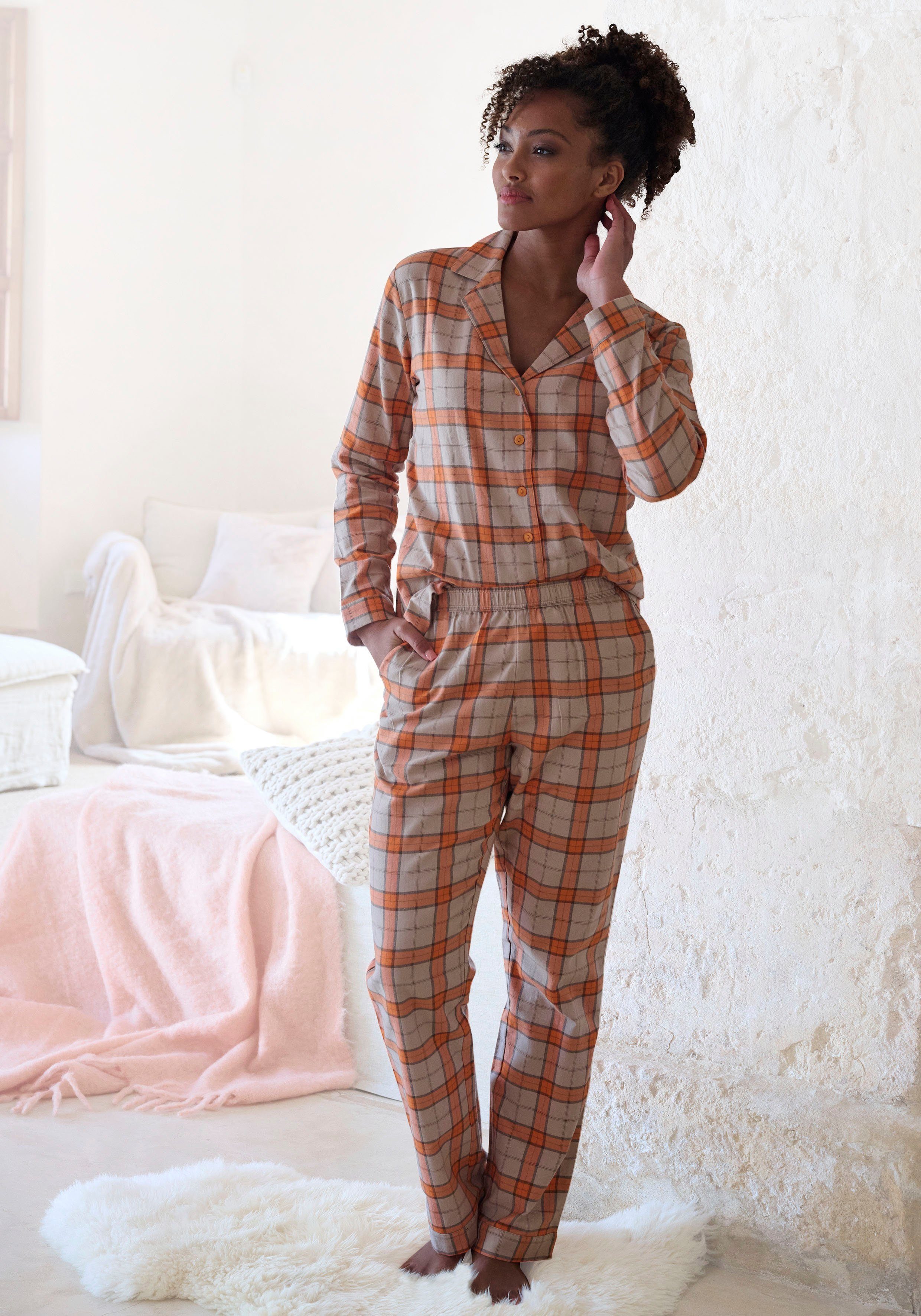 Vivance Dreams Pyjama (2 tlg) aus kuschelig weichem Flanell, Langarmshirt  mit Reverskragen und durchgehender Knopfleiste