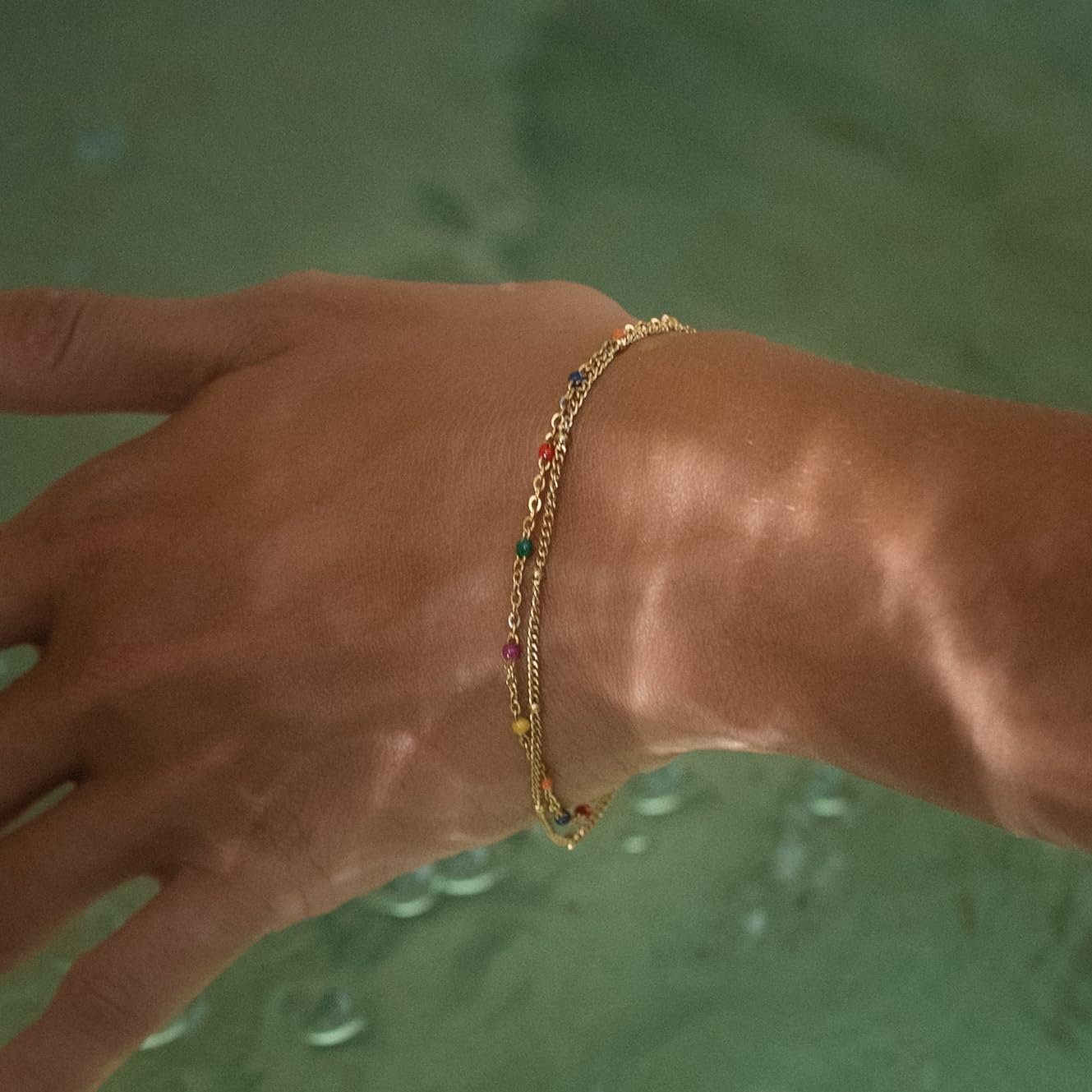 Made by Nami Edelstahlarmband Zweireihiges Armband Damen Gold aus Edelstahl mit bunten Perlen, 20 + 5 cm Длина Wasserfest Chakra Schmuck Bunt