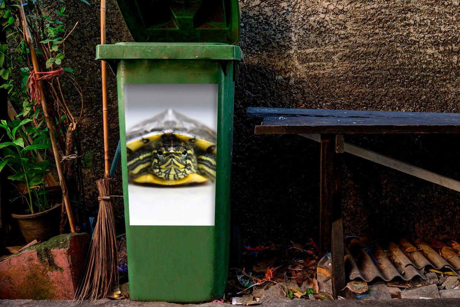 Container, Schildkröte Mülltonne, MuchoWow Wandsticker Abfalbehälter Nahaufnahme Mülleimer-aufkleber, einer St), Sticker, (1