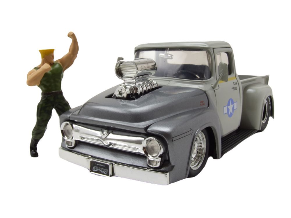 JADA Modellauto Ford F-100 Pick Up 1956 silber grau Streetfighter mit Guile Figur, Maßstab 1:24