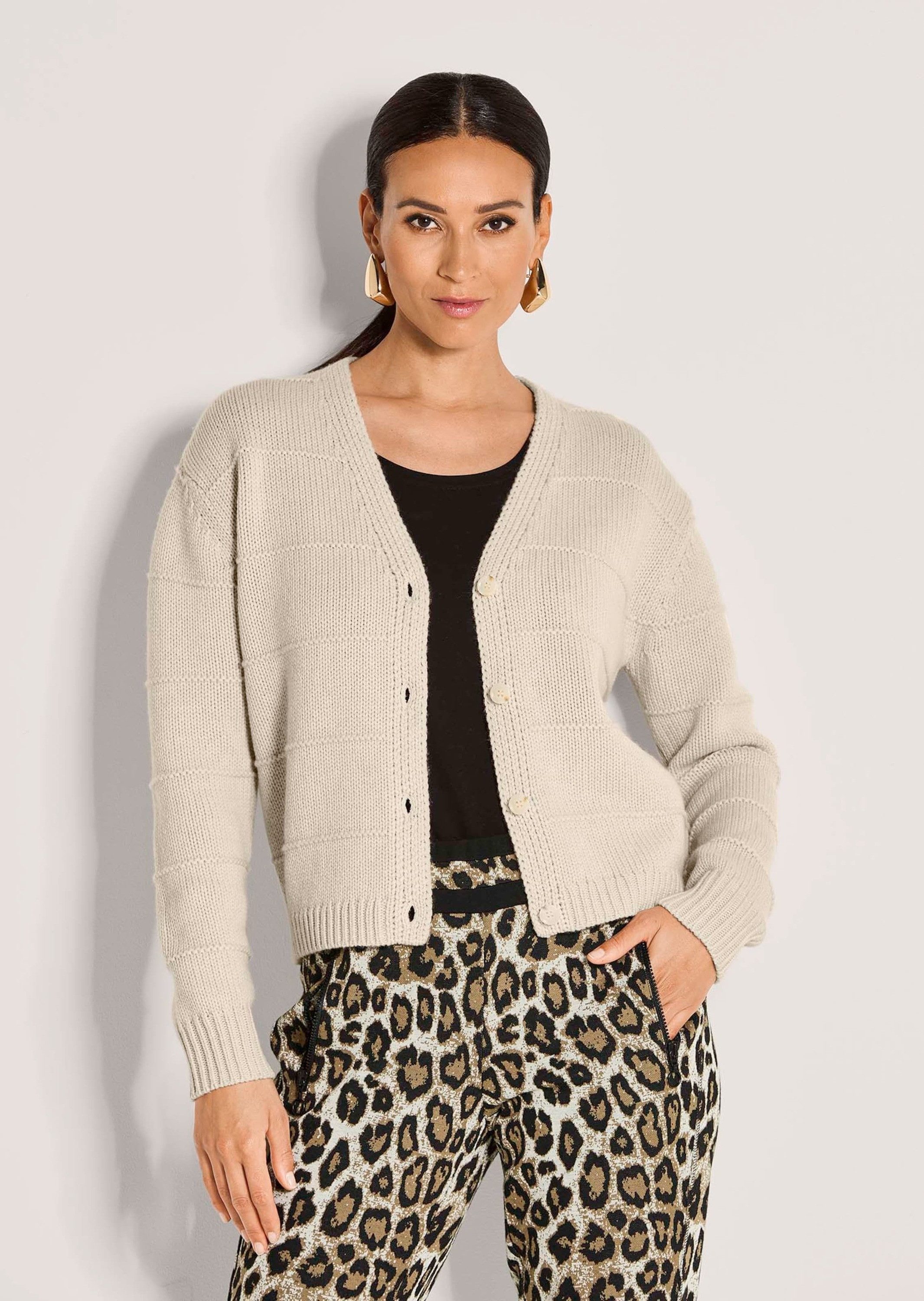 MADELEINE Strickjacke Elegante Wolljacke mit Ringelstruktur Jacke mit V-Ausschnitt, Knopfleiste und Langarm