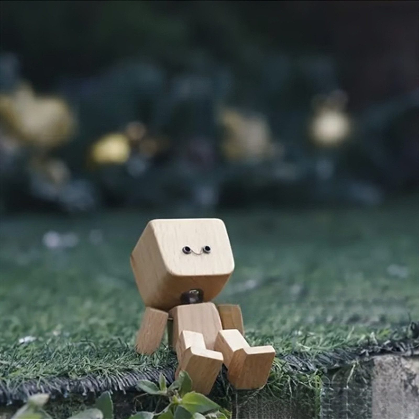 REDOM Dekofigur Auto Deko Holz Wackelfigur lustige Wackelpuppe Armaturenbrett Deko (mit 12 Emoji-Magneten zum Austauschen und Kombinieren, 1 St., Geschenk mit fröhlicher Ausstrahlung), Handgefertigte Figur fürs Armaturenbrett Schreibtisch Regal