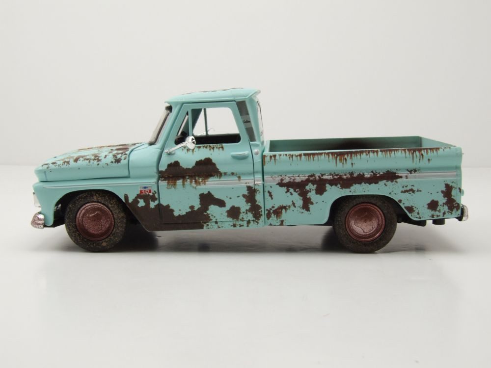 Motormax Modellauto Chevrolet C-10 Fleetside Pick Up 1966 türkis verwittert, Maßstab 1:24
