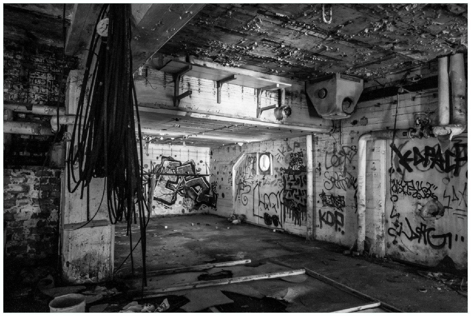 Wallario Poster, Alte verlassene Fabrik in schwarz weiß mit Graffiti, in verschiedenen Ausführungen