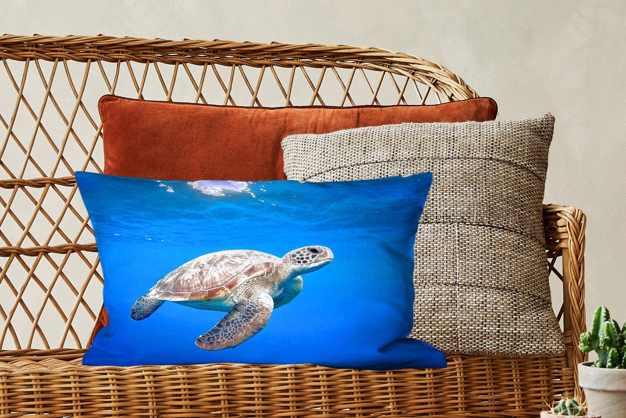 MuchoWow Dekokissen Schildkröte im Ozean, Dekoration, Füllung, mit Zierkissen, Dekokissen Schlafzimmer Wohzimmer