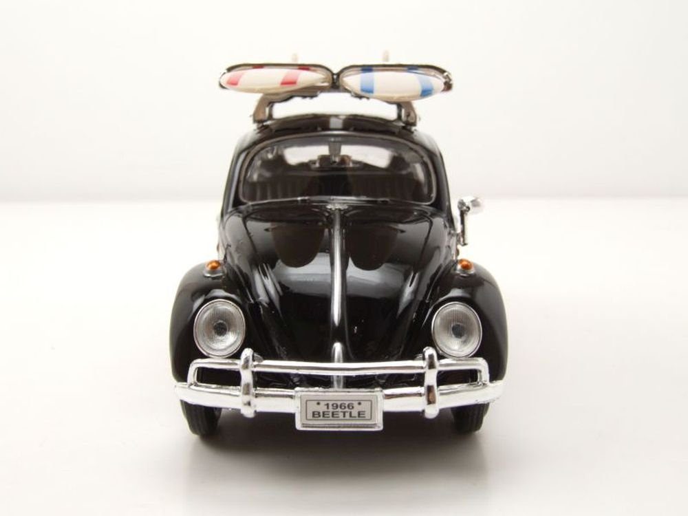 Motormax Modellauto VW Käfer mit Surfbrettern schwarz braun, Maßstab 1:24