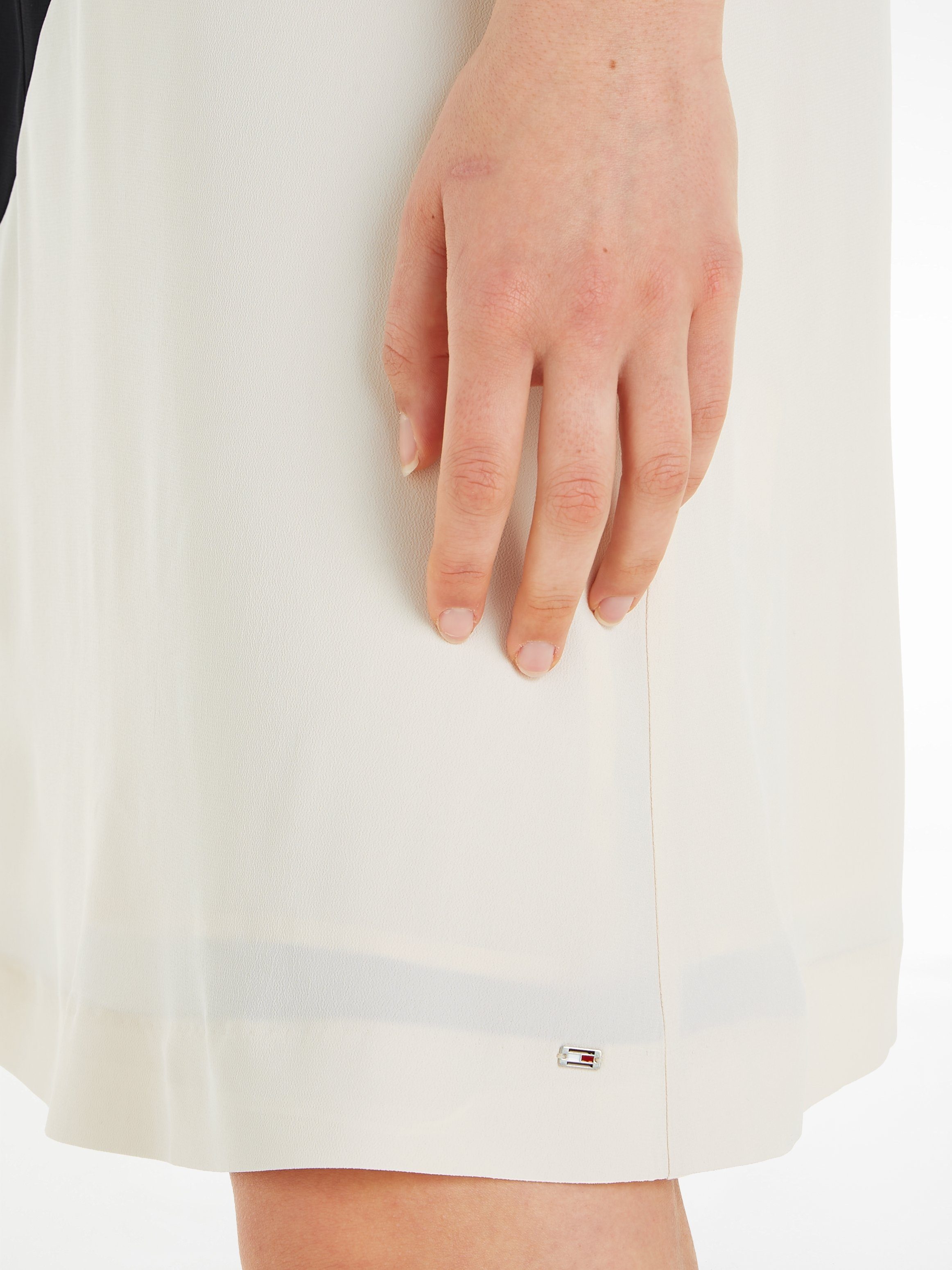 Tommy Hilfiger Blusenkleid VISCOSE DRESS KNEE mit Logopatch BLOCKED