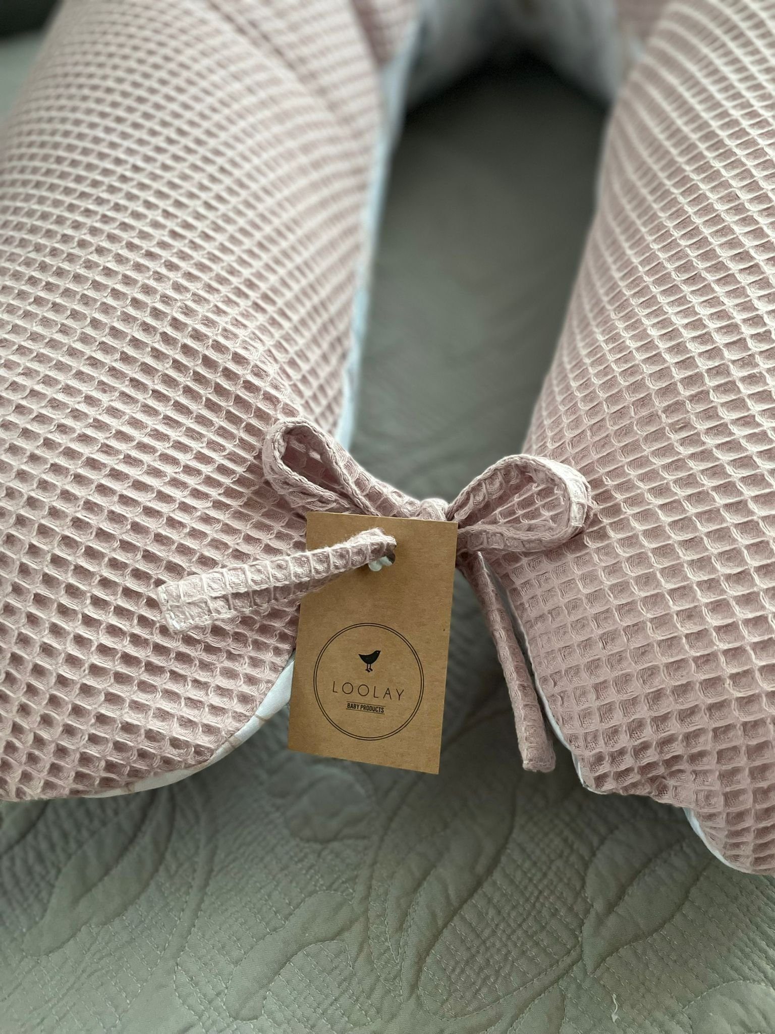 LOOLAY Stillkissen Waffelpique Seitenschläferkissen XXL Schwangerschaftskissen 170 cm Stillkissen + Bezug (Reißverschluss); Attmungsaktive WAFFEL + GLATT Baumwolle WEICH Stillkissen MUSTERN: HASE Beige/ GRAU, MINZE, WEIß, ROS