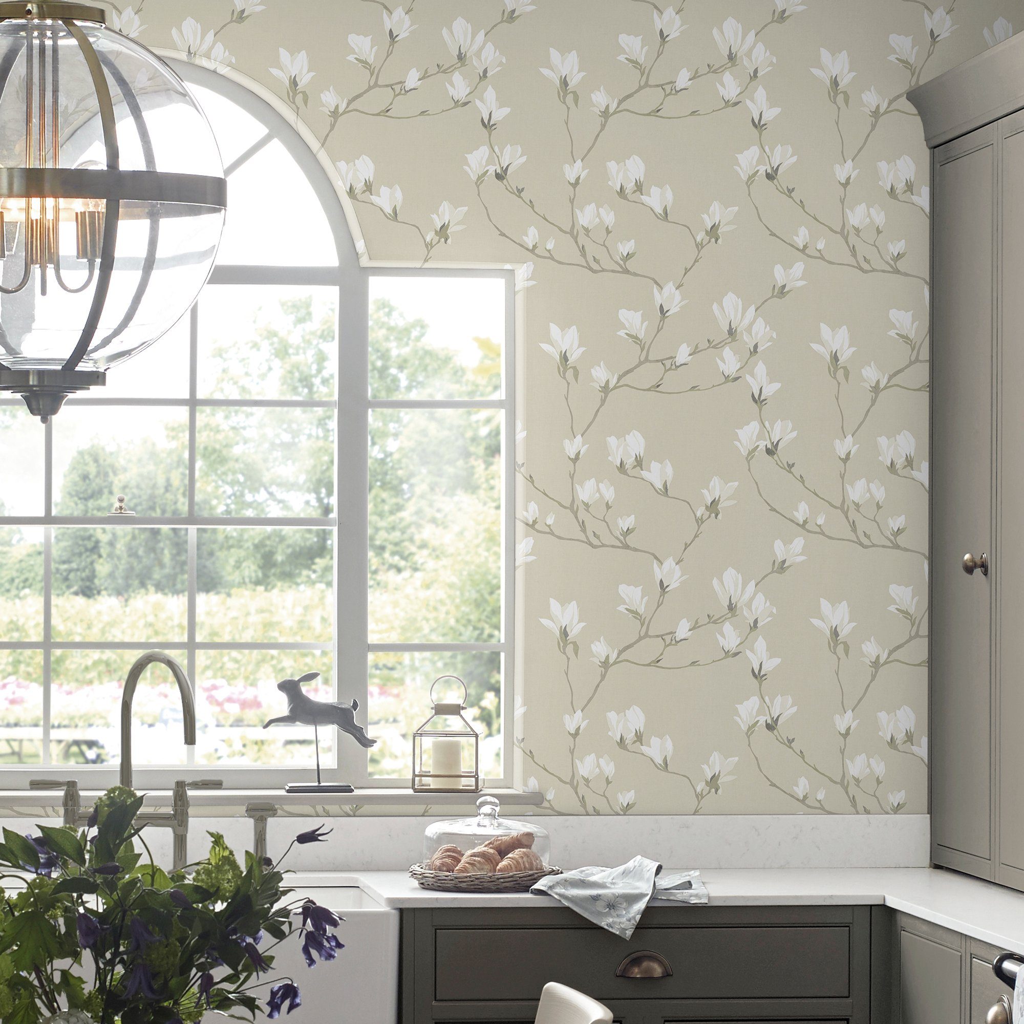 LAURA ASHLEY Vliestapete Magnolia Grove, floral, gemustert, FSC® zertifiziert, mit lebhaftem Druck, 10 Meter Länge – Bild 2 von 5