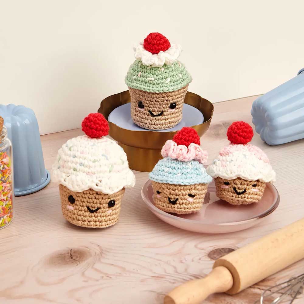 DMC Kreativset Amigurumi-Set – Häkelset "Kirschen Cupcakes", (embroidery kit by Marussia)