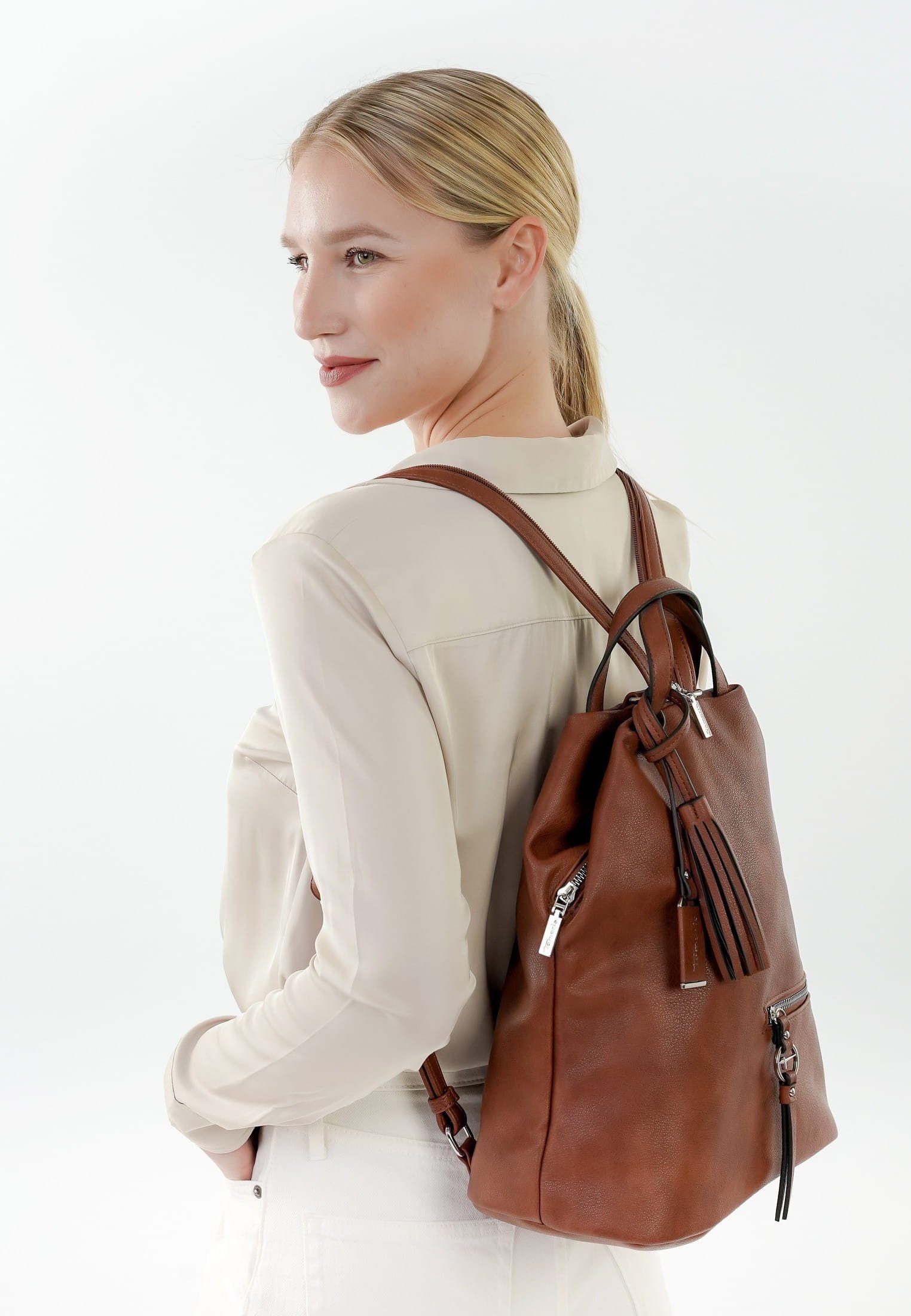 Tamaris Cityrucksack TAS Nele, Logo Anhänger