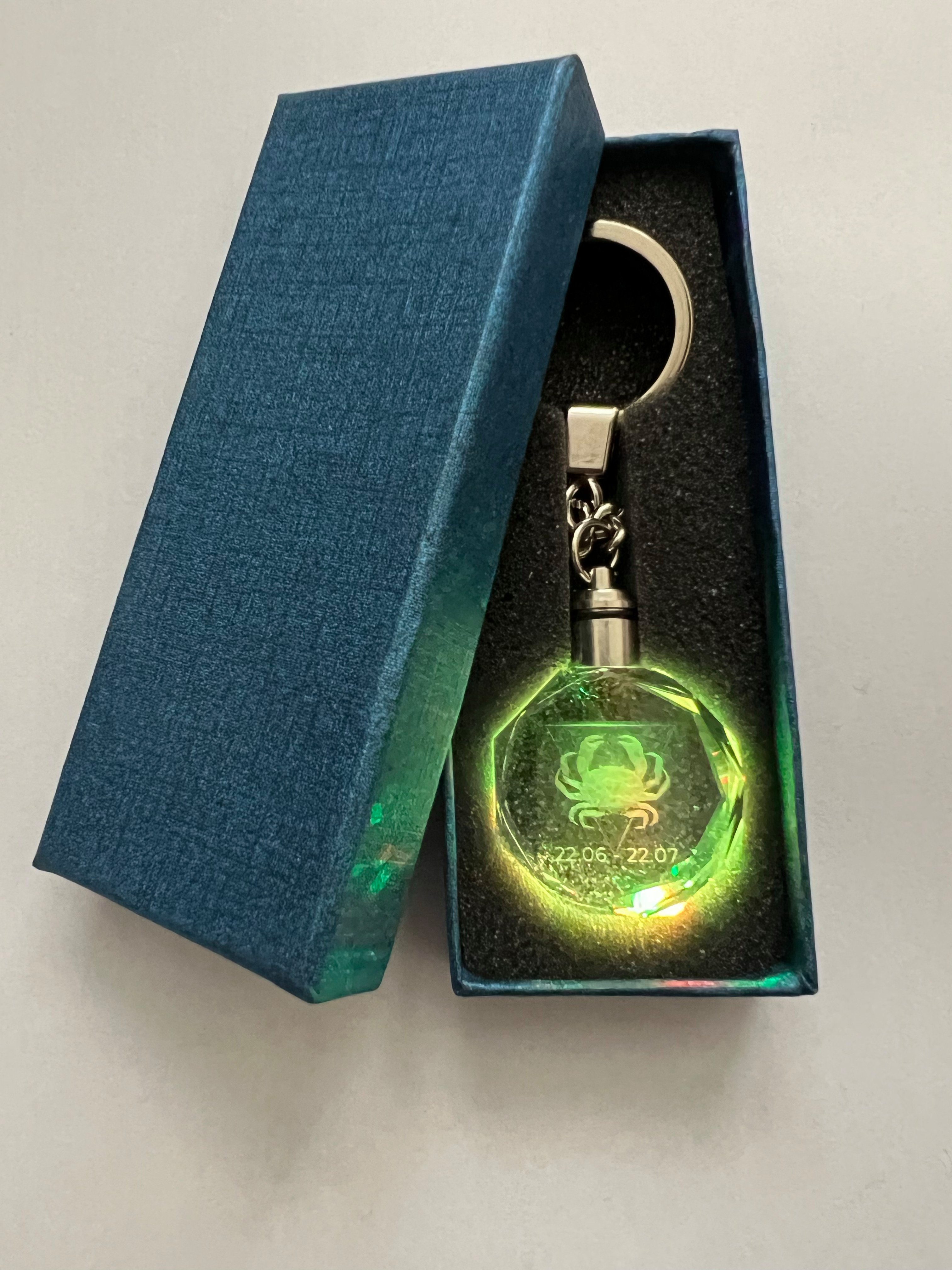 Stelby Schlüsselanhänger Multicolor Sternzeichen mit Schlüsselanhänger Krebs Geschenkbox LED
