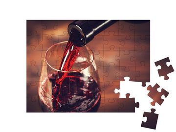 puzzleYOU Puzzle Einschenken von Rotwein in ein Glas, 48 Puzzleteile, puzzleYOU-Kollektionen Wein