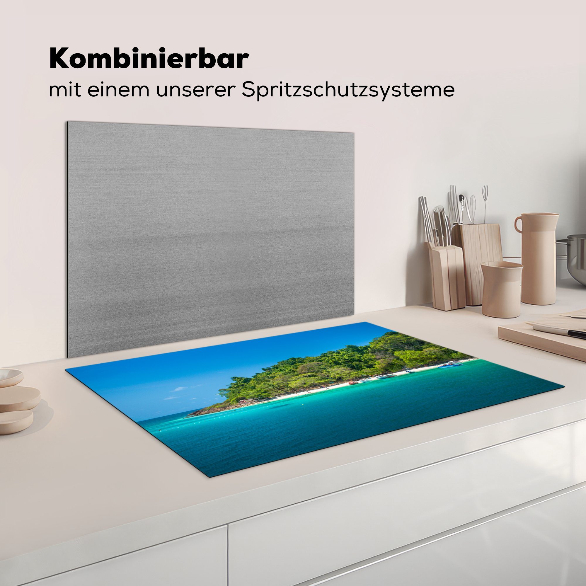 blauem unter für Strand Ko Induktionskochfeld Herdblende-/Abdeckplatte in cm, Ein schneeweißer die Ceranfeldabdeckung Chang, Himmel MuchoWow (1 küche, Schutz 81x52 Vinyl, tlg),