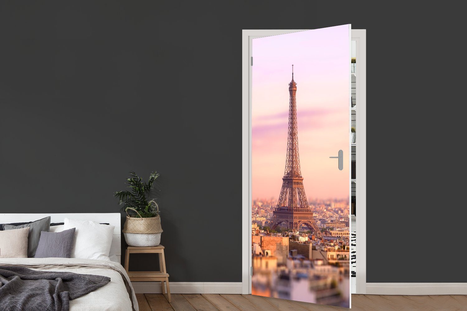 für darüber 75x205 cm dem bedruckt, Paris Türtapete St), mit Blick Fototapete Tür, Matt, Türaufkleber, MuchoWow aufragenden Eiffelturm, über (1