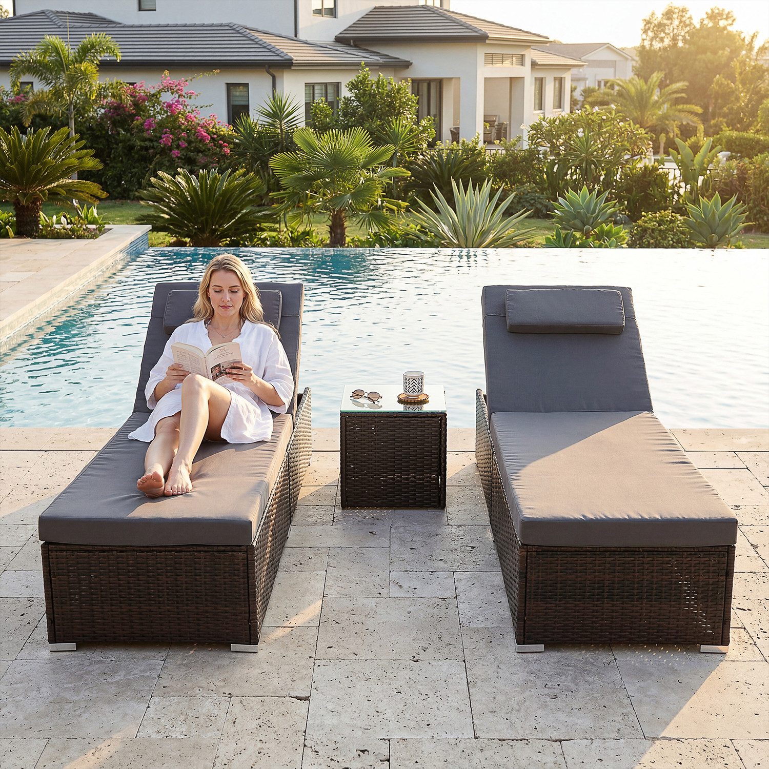oyajia Gartenliege gepolsterte Rattan Sonnenliege 2er-Set, 2-Personen Polyrattan Sonnenliege, 1 St, für Außen in Braun, wetterfest, UV-beständig, verstellbar, Glastisch