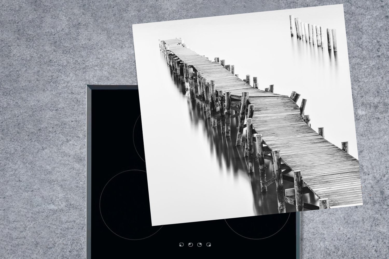 (1 alte in im cm, Die spiegelt schwarz-weiß, Wasser Herdblende-/Abdeckplatte MuchoWow sich Seebrücke für küche Ceranfeldabdeckung, tlg), 78x78 Vinyl, Arbeitsplatte