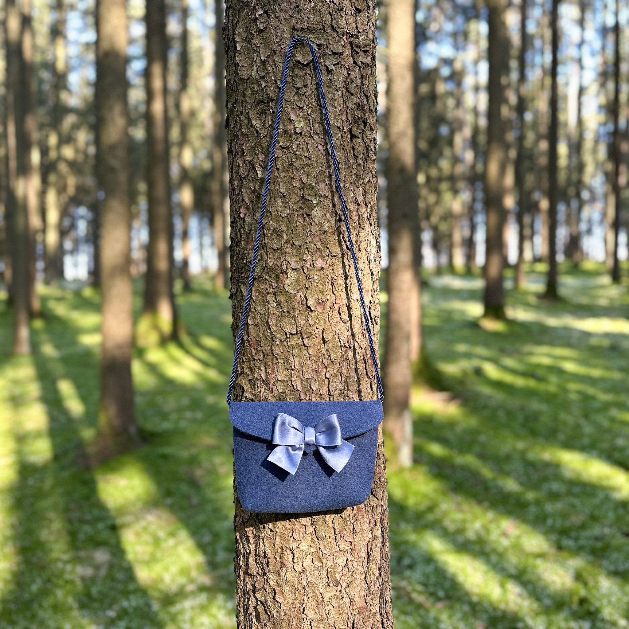 Almbock Trachtentasche Dirndltasche Lilly, handgemachte Wollfilztasche, taubenblau