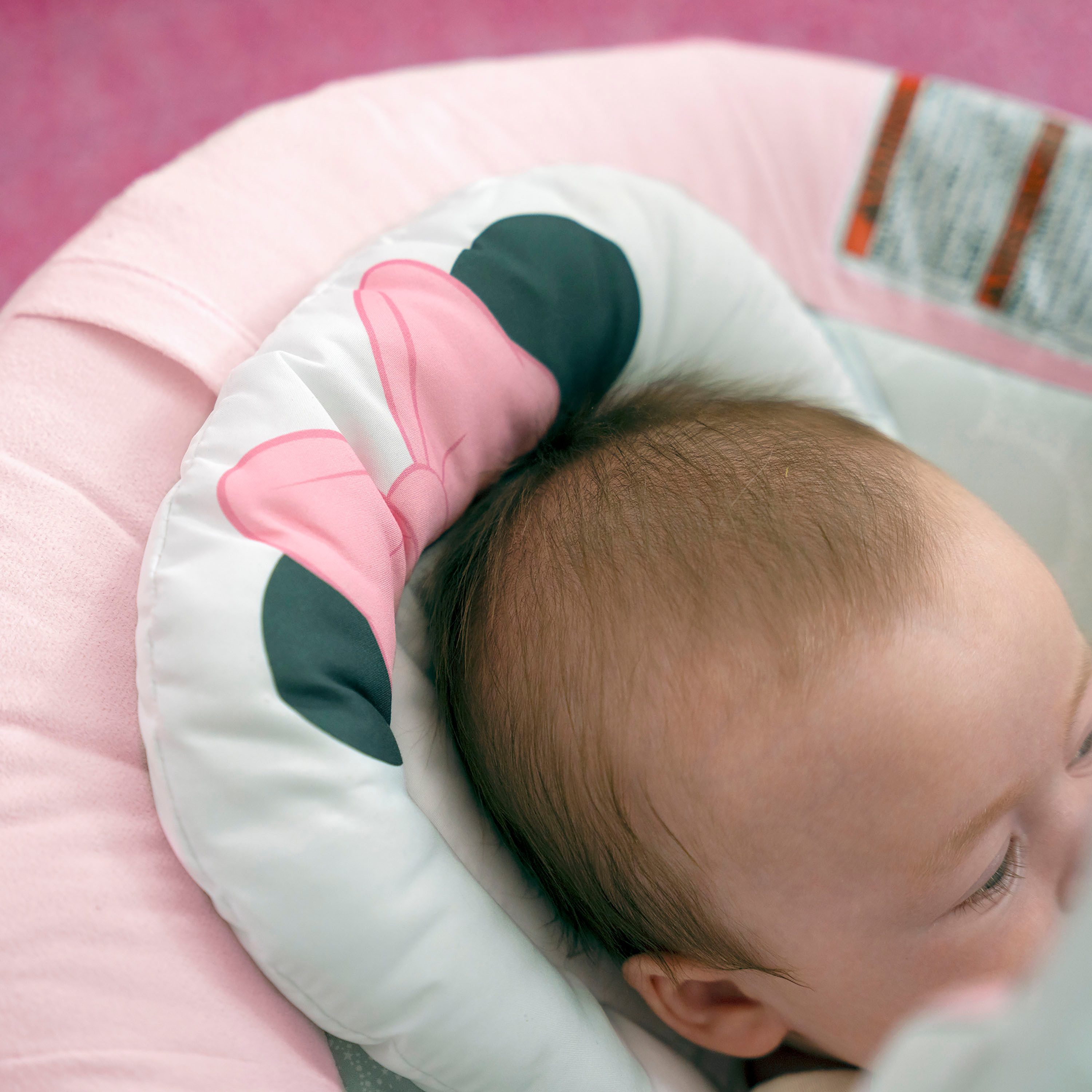 Bright Starts Babywippe Minnie Mouse Rosy Skies ™ Comfy Bouncer, mit Sound-Effekt – Bild 4 von 5