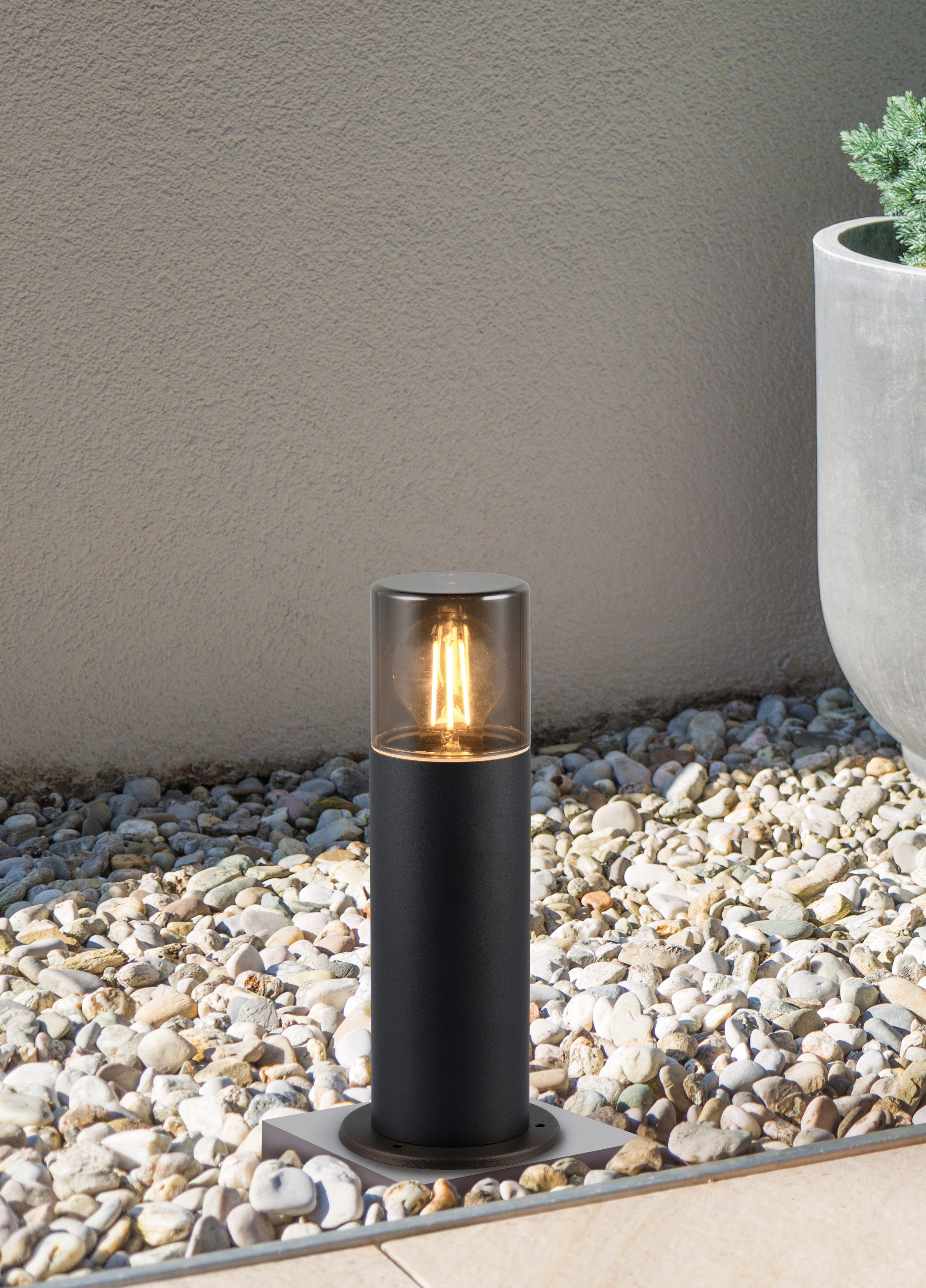 TRIO Leuchten Außen-Stehlampe HOOSIC, Outdoor Wegeleuchte Ø 12cm, exkl 1x E27 max 28W, Leuchtmittel wechselbar, warmweiß - kaltweiß, Garten Stehleuchte IP44 mit getöntem Lampenschirm (rauchfarbig)