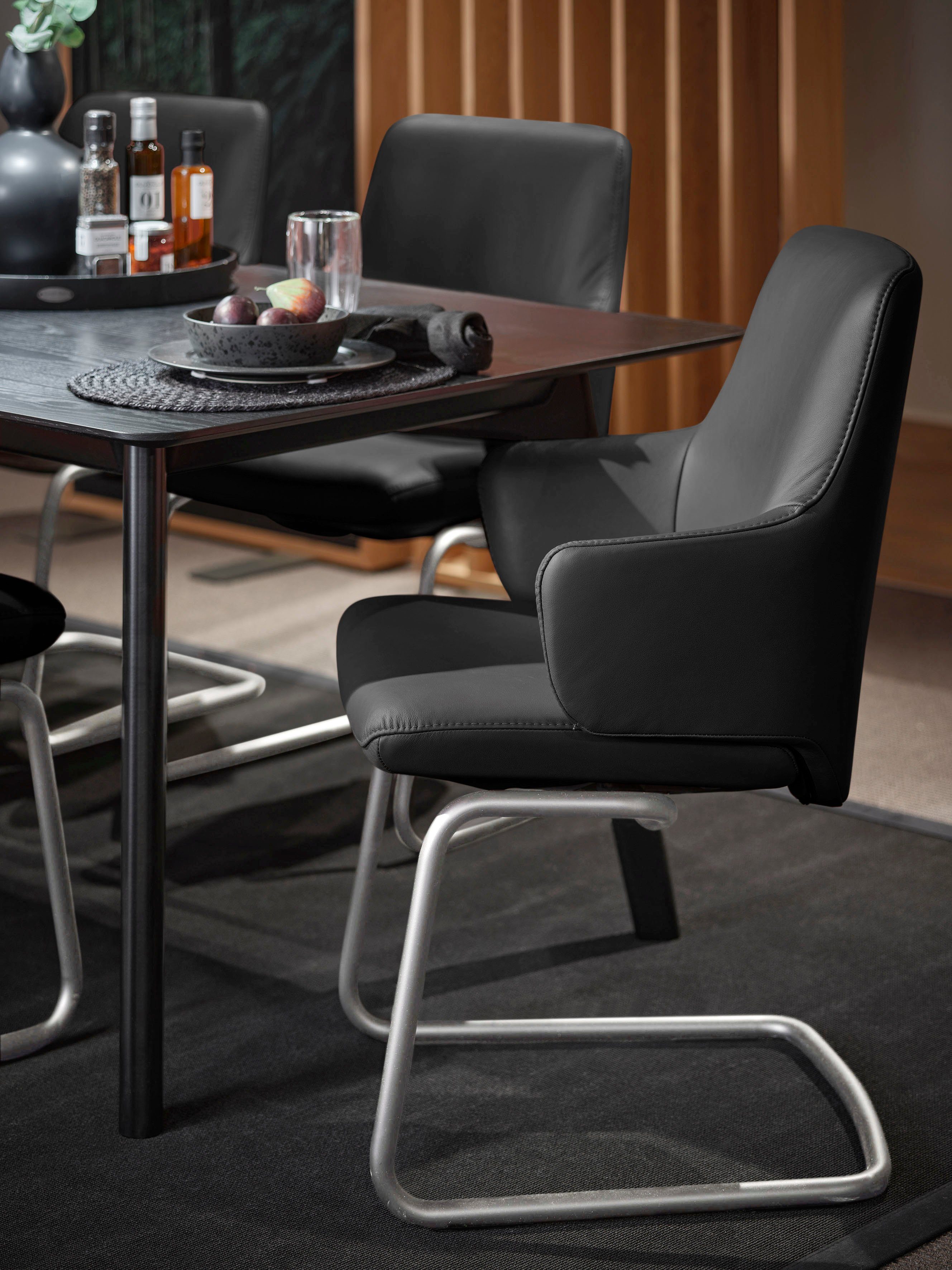 Stressless® Polsterstuhl Laurel, Low Back mit Armlehne, Größe L, mit Beinen aus Stahl in Schwarz matt