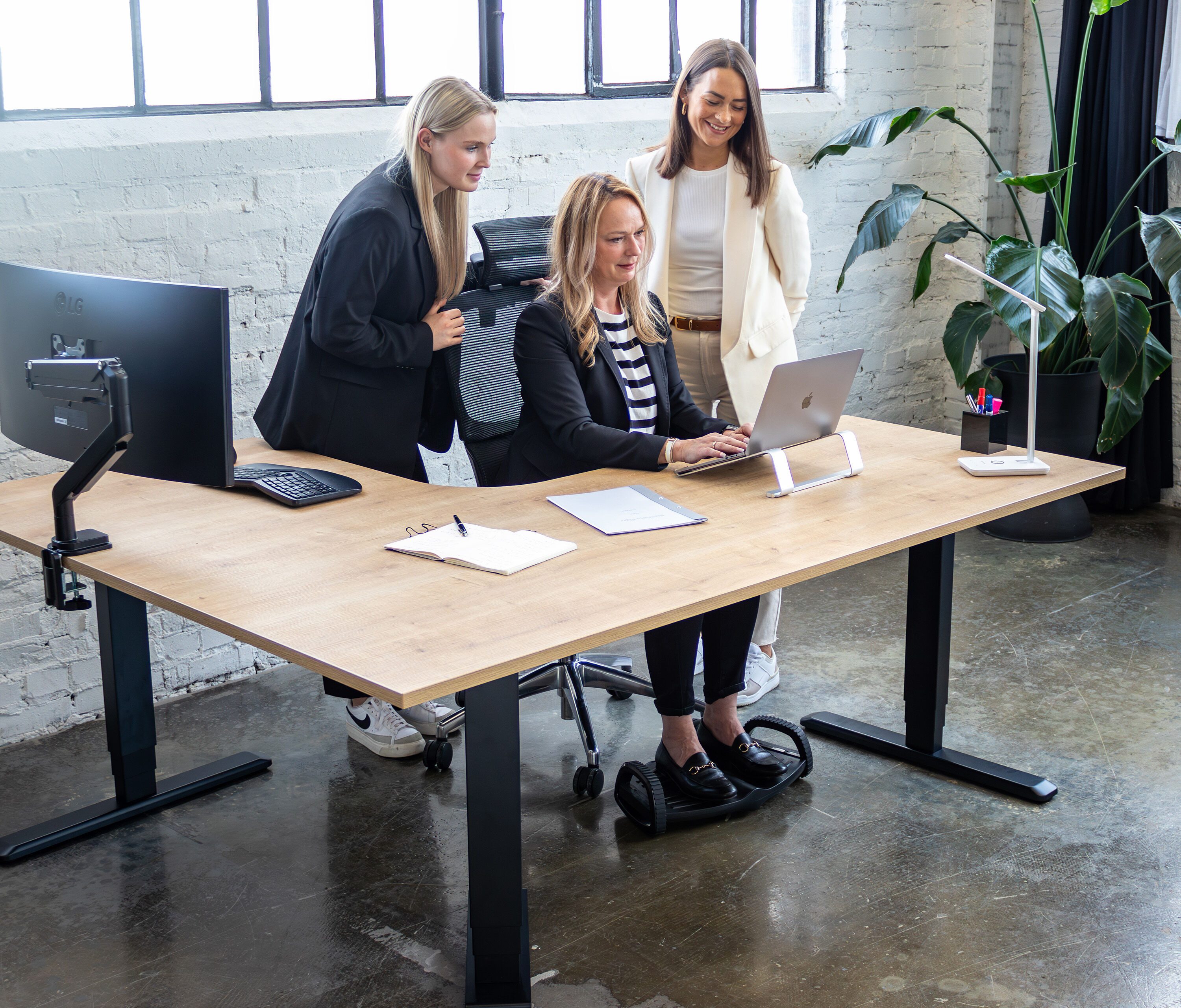 Ergolutions Schreibtisch PRIMUS elektrisch höhenverstellbarer Eckschreibtisch, 180 kg Traglast / Leise / Timer / Memory / Kollisionssensor