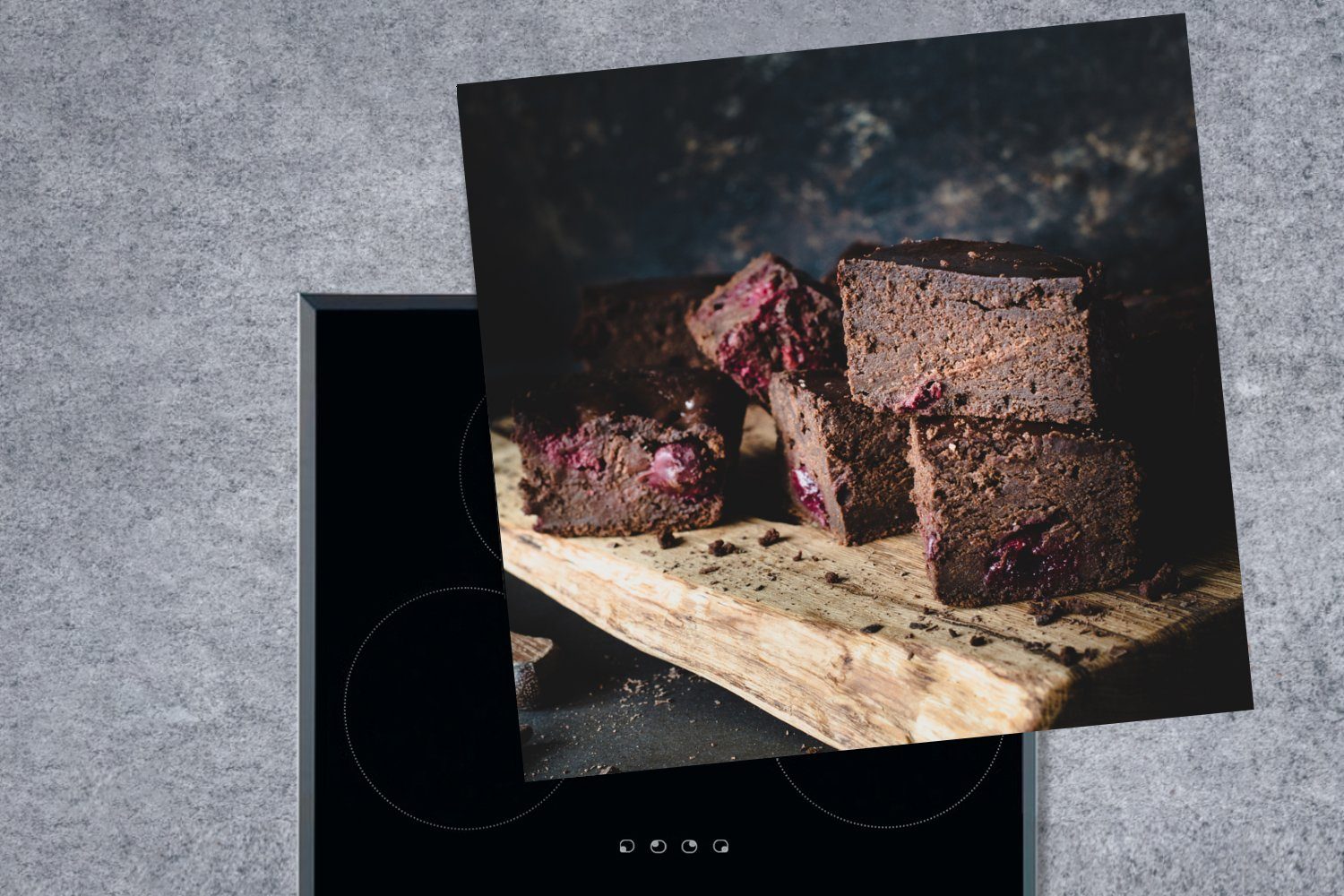 Kirschen cm, Herdblende-/Abdeckplatte Arbeitsplatte tlg), auf Vinyl, MuchoWow dunklem (1 für küche Hintergrund, Ceranfeldabdeckung, mit Schokoladen-Brownies 78x78
