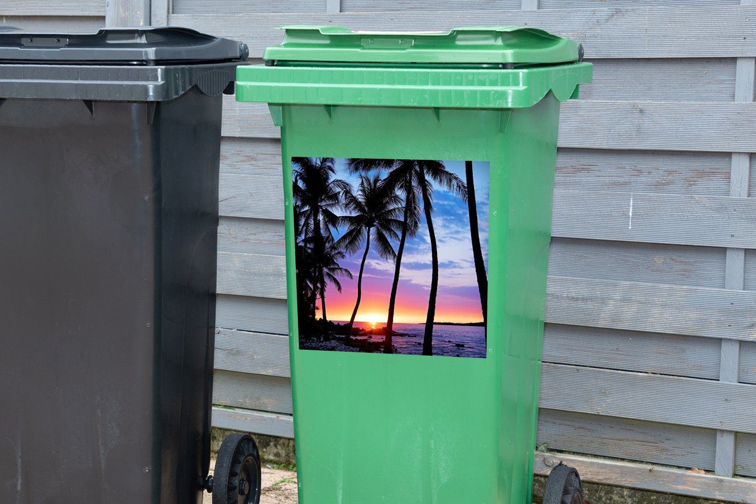 MuchoWow Wandsticker Der farbenprächtige Sonnenuntergang hinter Palmen Sticker, Container, Mülltonne, (1 Mülleimer-aufkleber, Reihe auf Abfalbehälter von St), einer
