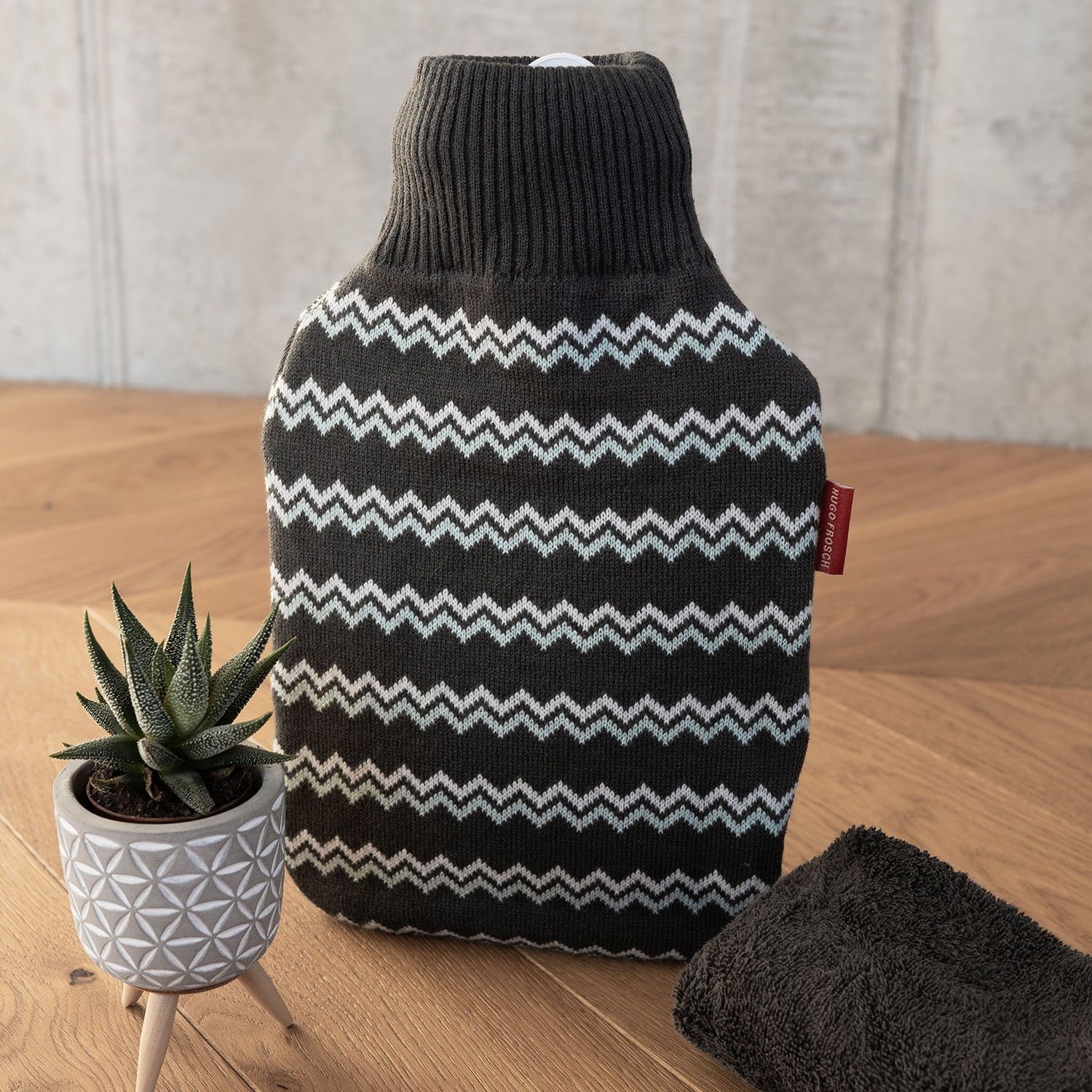 Hugo Frosch Wärmflasche Klassik 1,8 l Made in Germany mit Strickbezug Strukturmuster, Made in Germany, langlebig, auslaufsicher, waschbarer Bezug