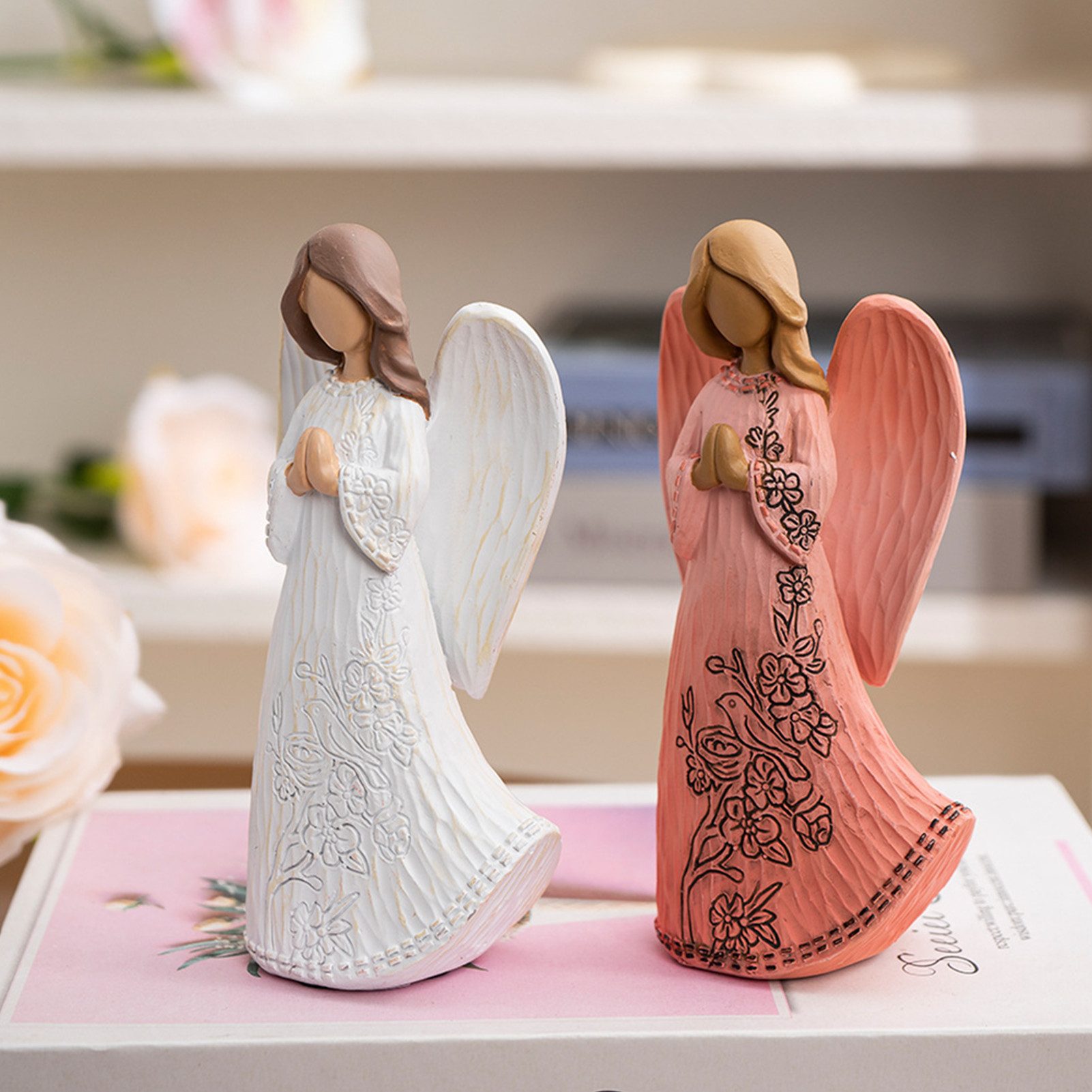 Jumpeak Engelfigur Dekofigur Engel Figur,Home Decor,Blessing Angel Figurine,Flügel (Adventsdekorationen, Stehender Engel mit verschränkten Händen, betende Engel), Harz,engel deko,Wohnaccessoires,Pink, Weiß,dekoration aesthetic